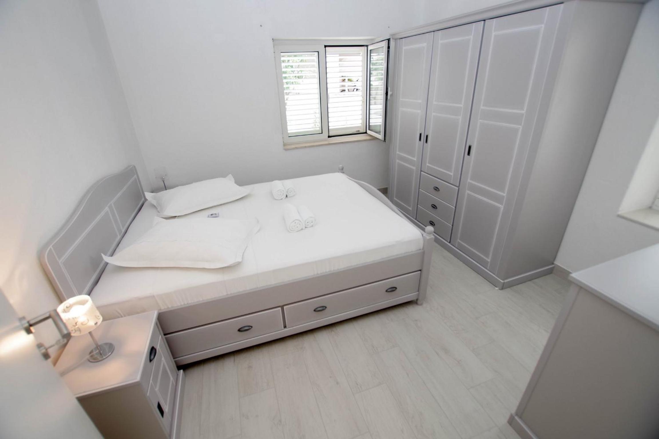 Deluxe Two-Bedroom Apartment - Private Entrance 