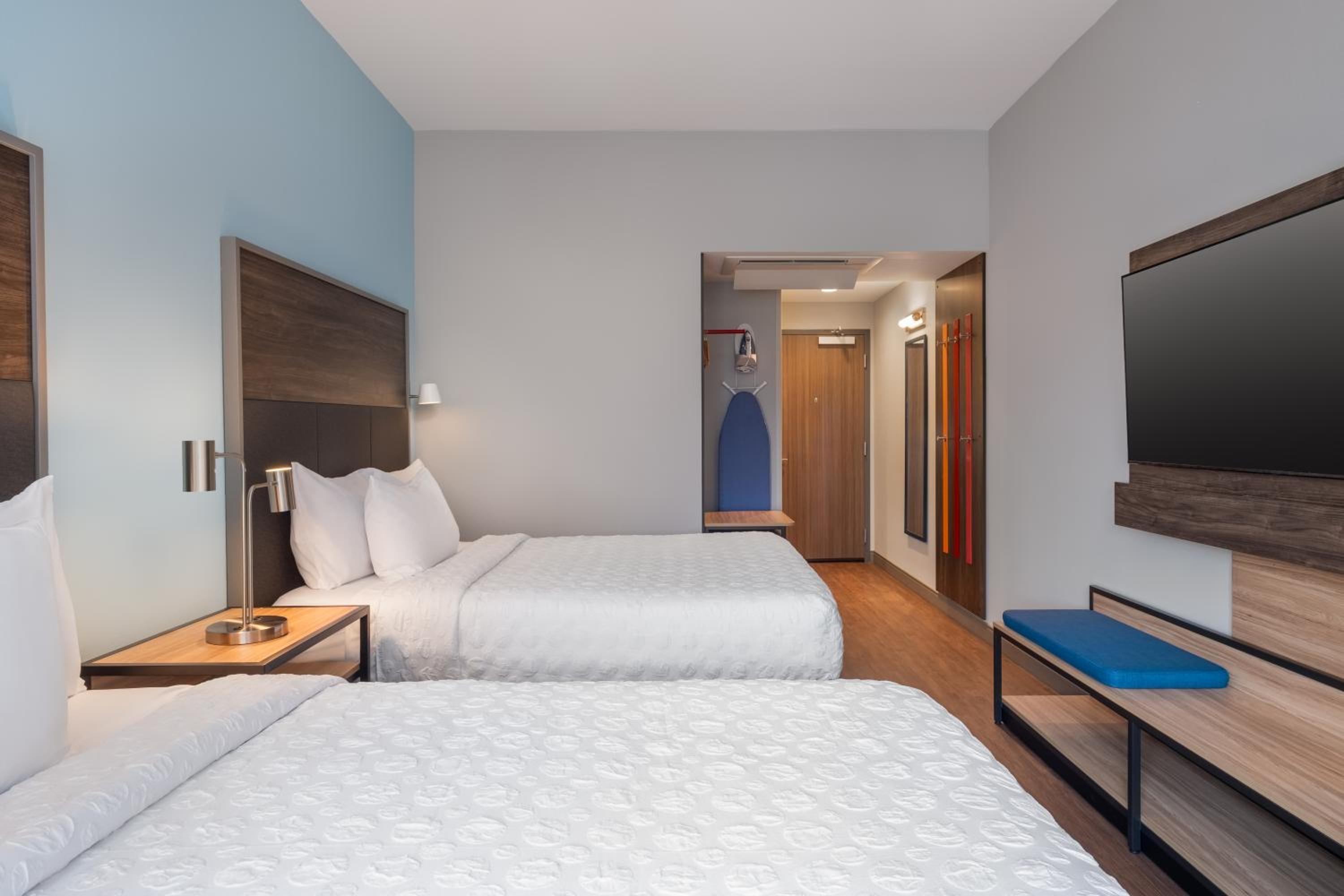 Queen Room with Two Queen Beds and Walk-In Shower - Photo 7