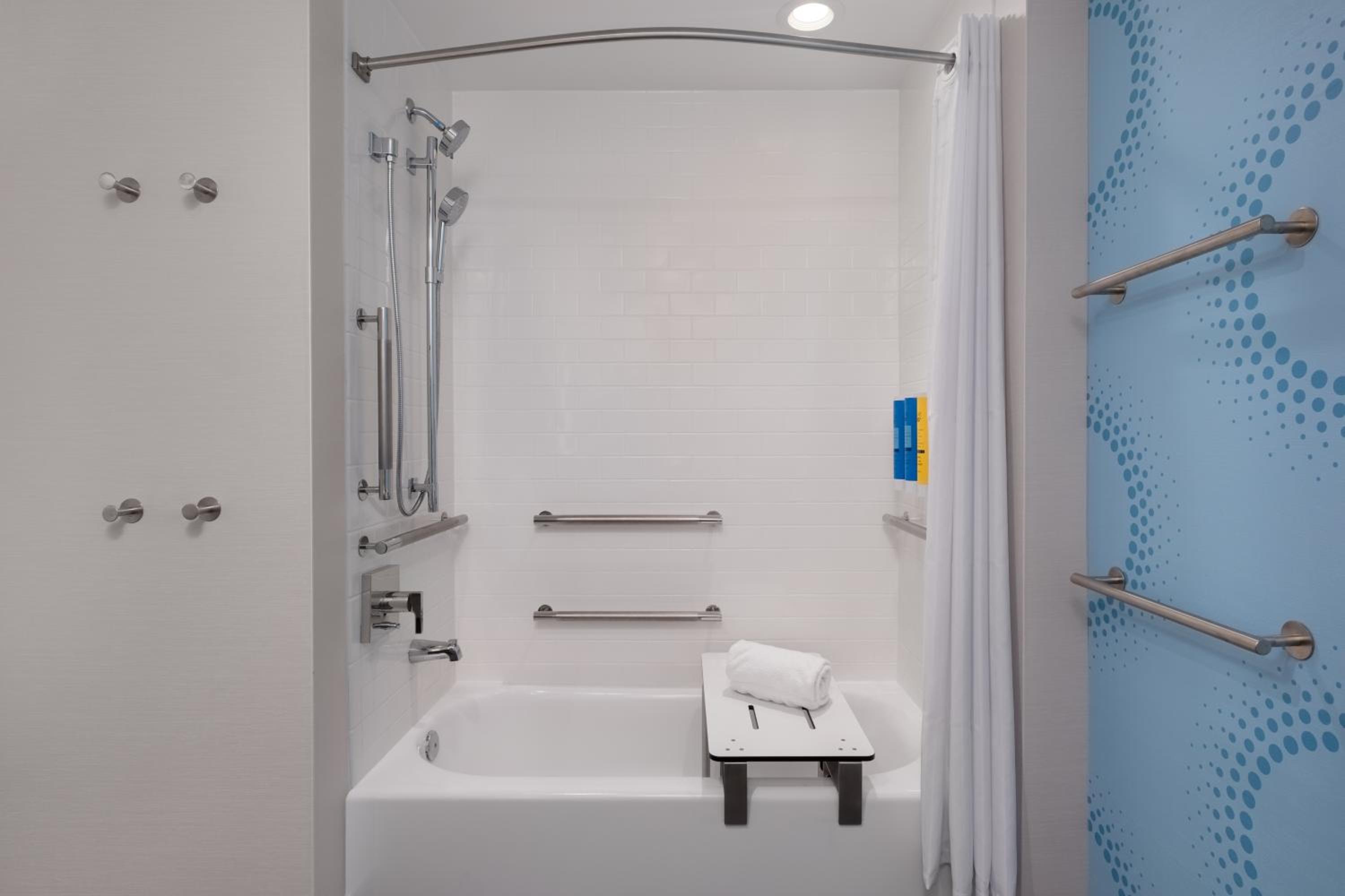 King Room with Bath Tub - Mobility Access - Photo 4