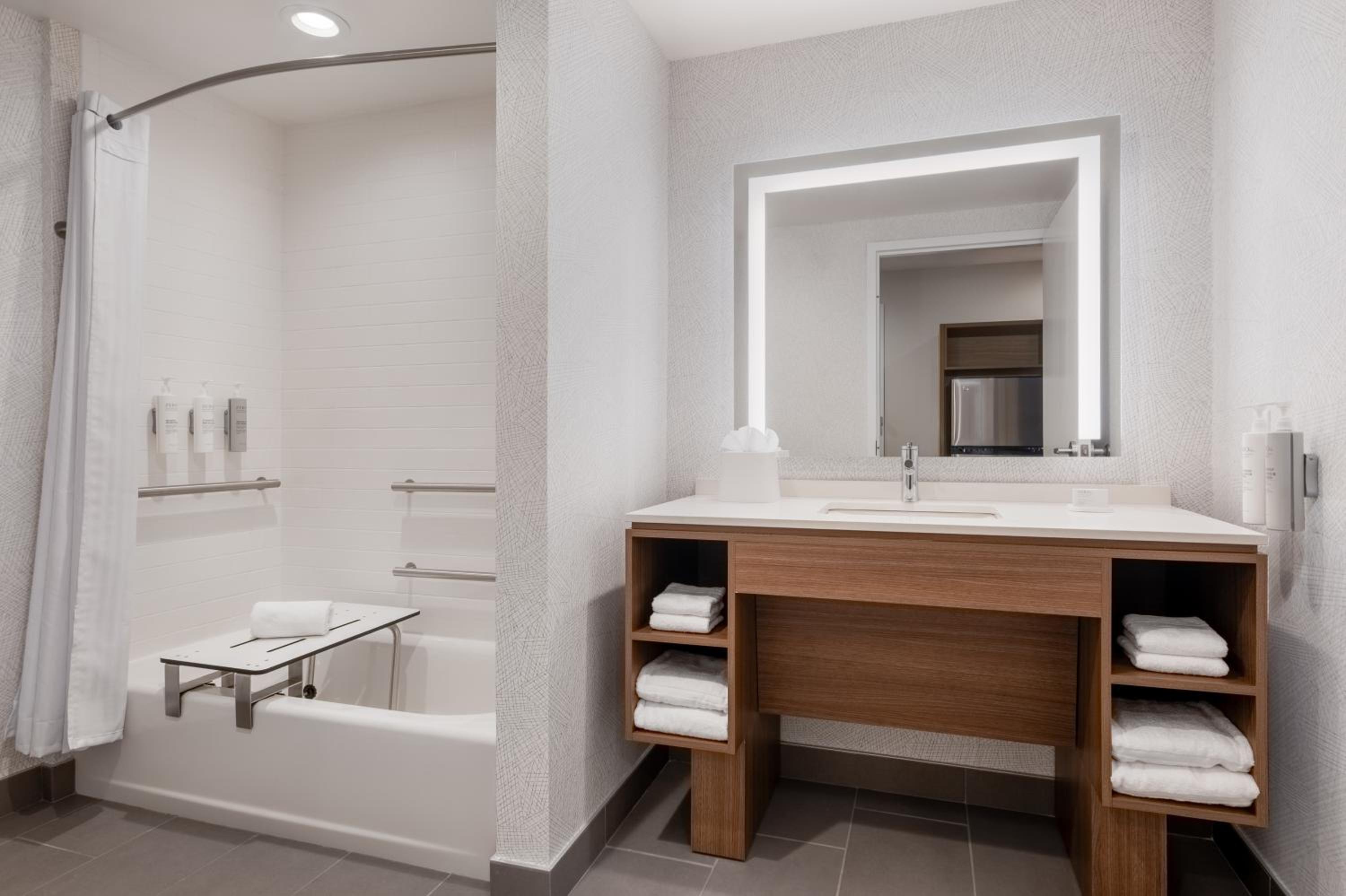 King Studio Suite with Accessible Tub - Mobility Access - Photo 3