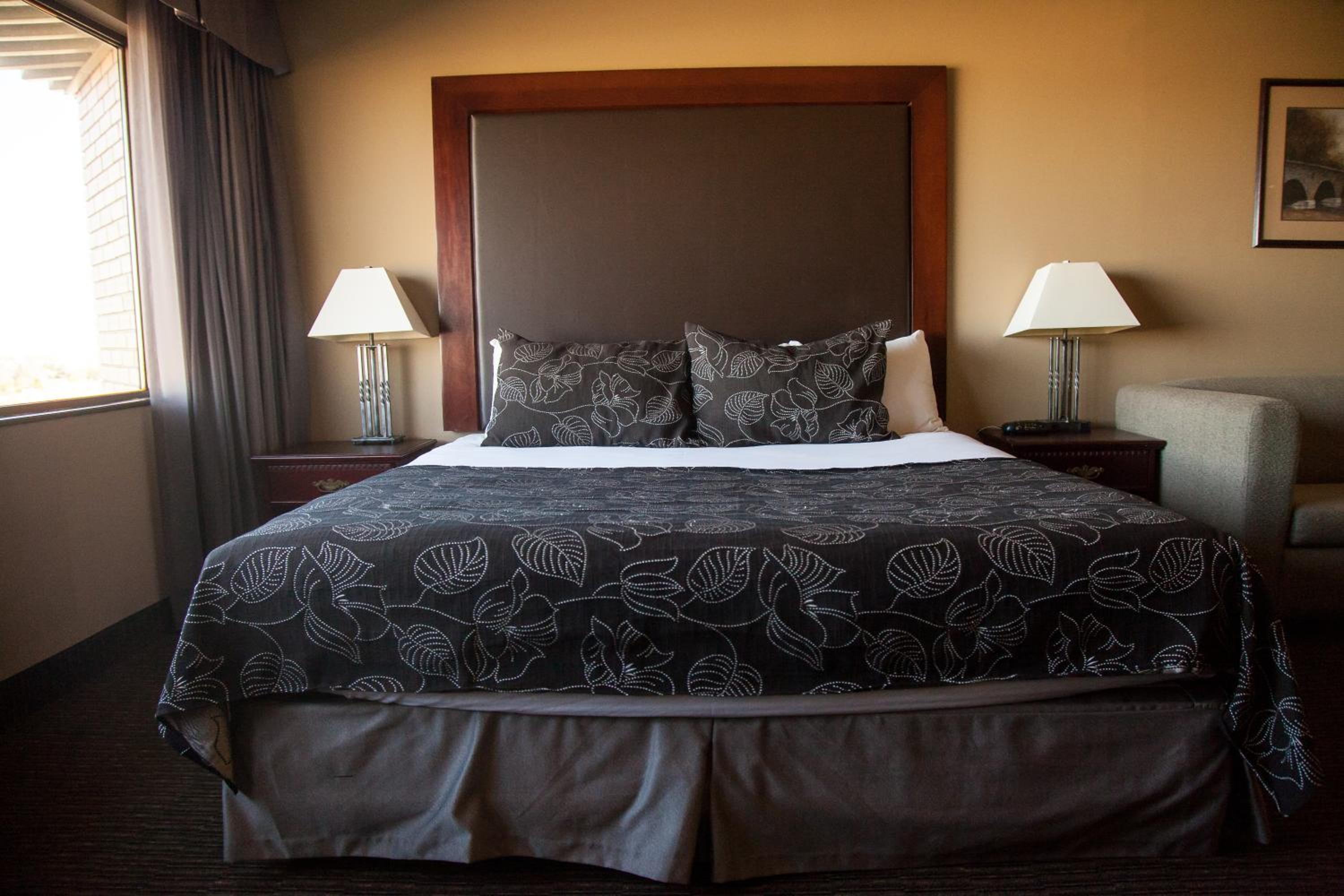 Deluxe King Room - Non-Smoking - Photo 1
