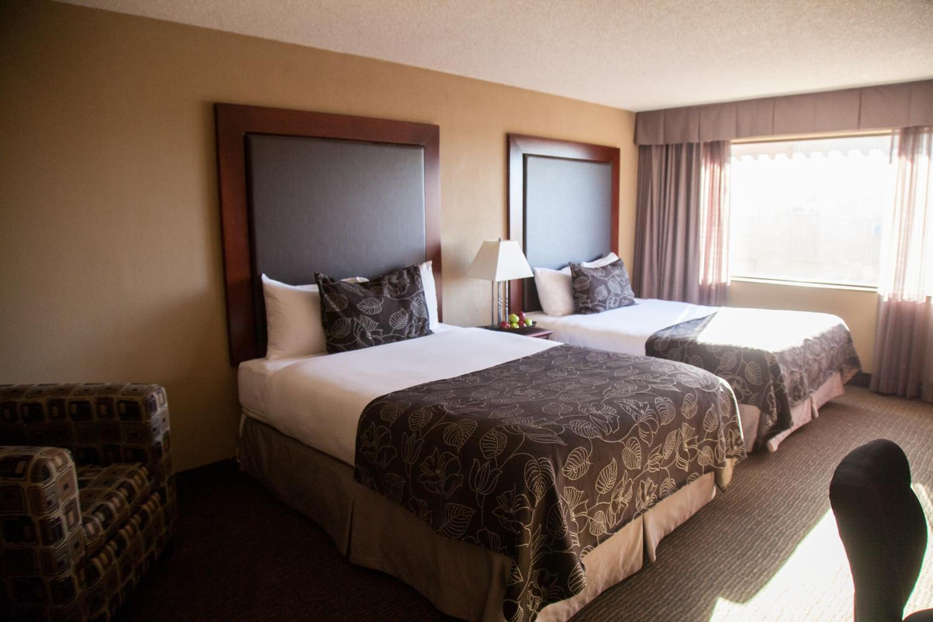 Queen Room with Two Queen Beds - Non-Smoking - Photo 2