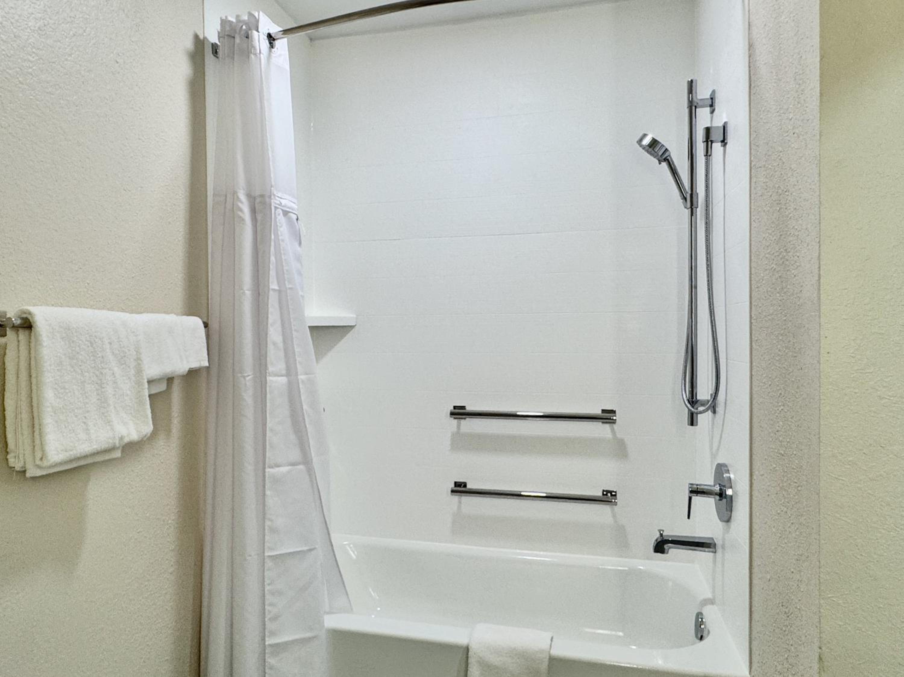 King Studio Suite with Bath Tub - Mobility Access - Photo 5