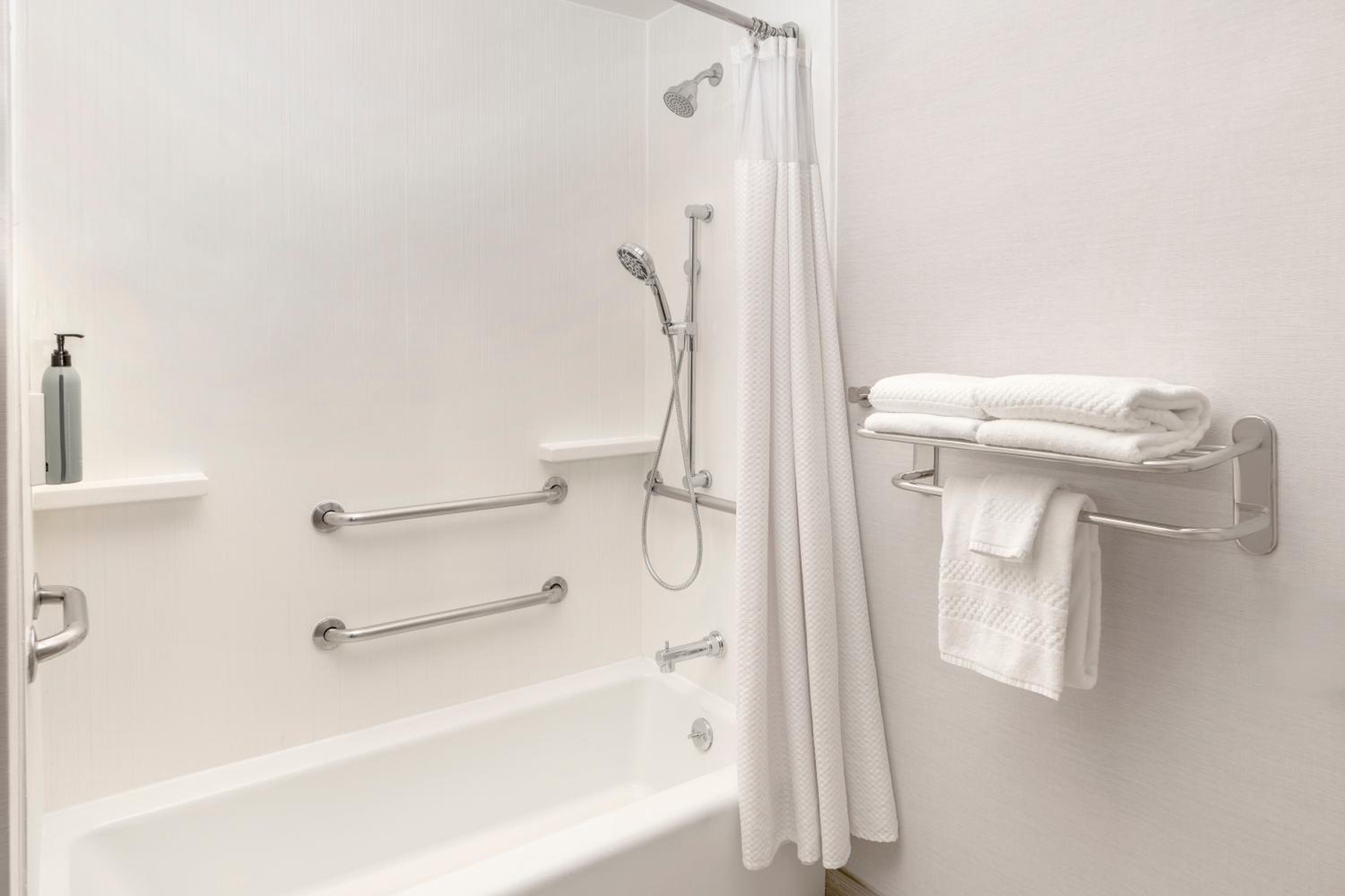 Renovated Queen Room with Two Queen Beds and Tub - Mobility and Hearing Accessible