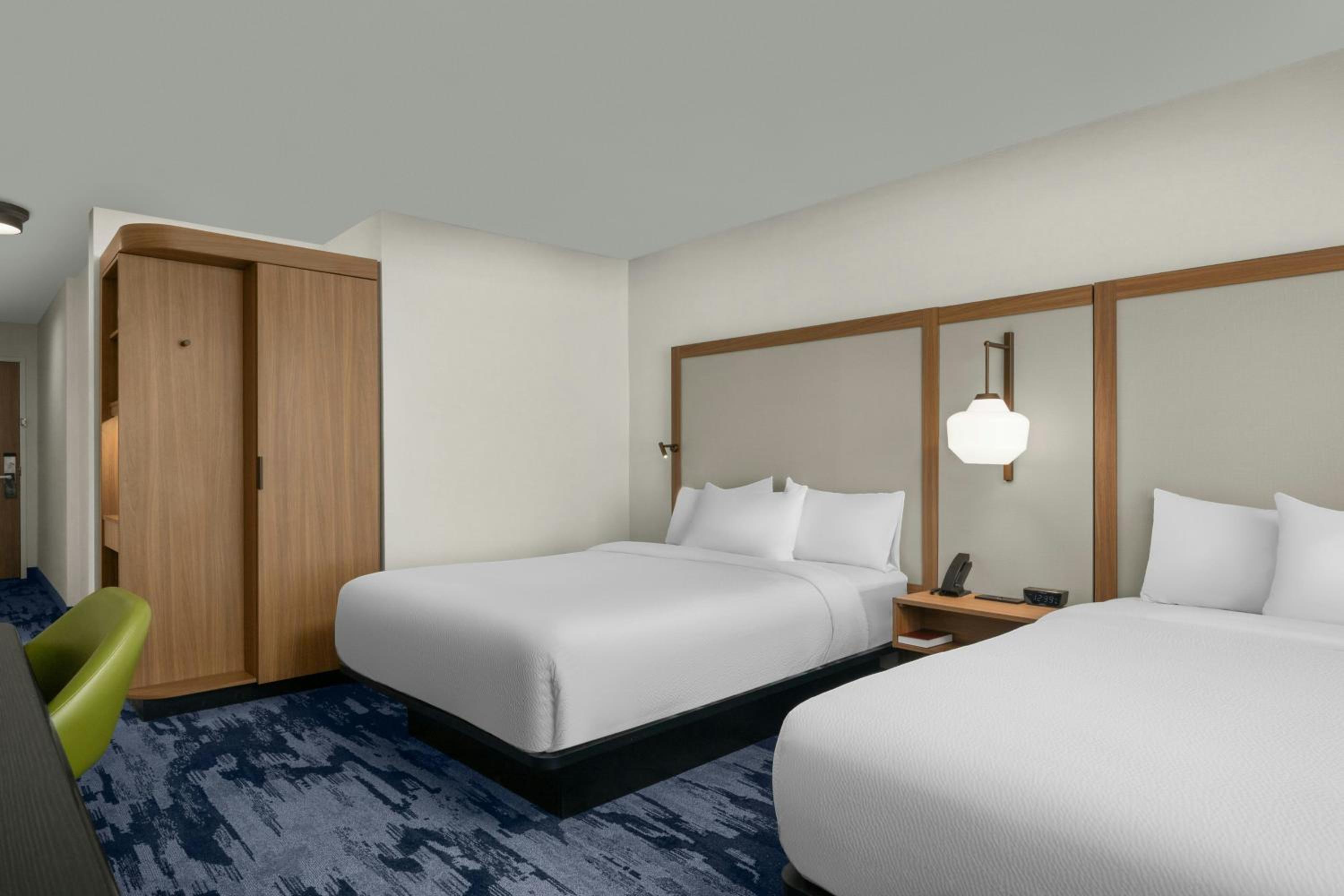 Standard Queen Room with Two Queen Beds - Photo 2