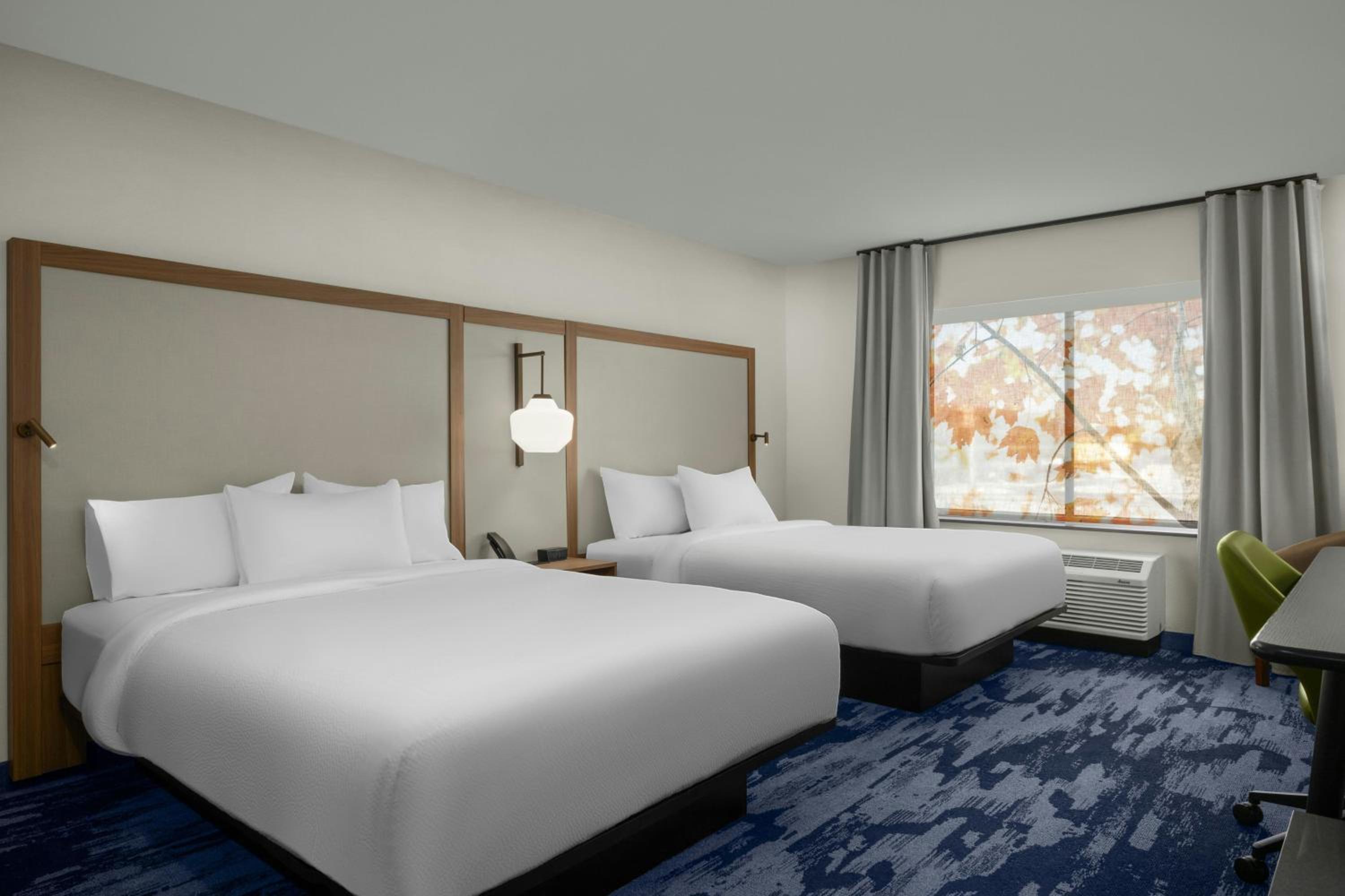 Standard Queen Room with Two Queen Beds - Photo 7