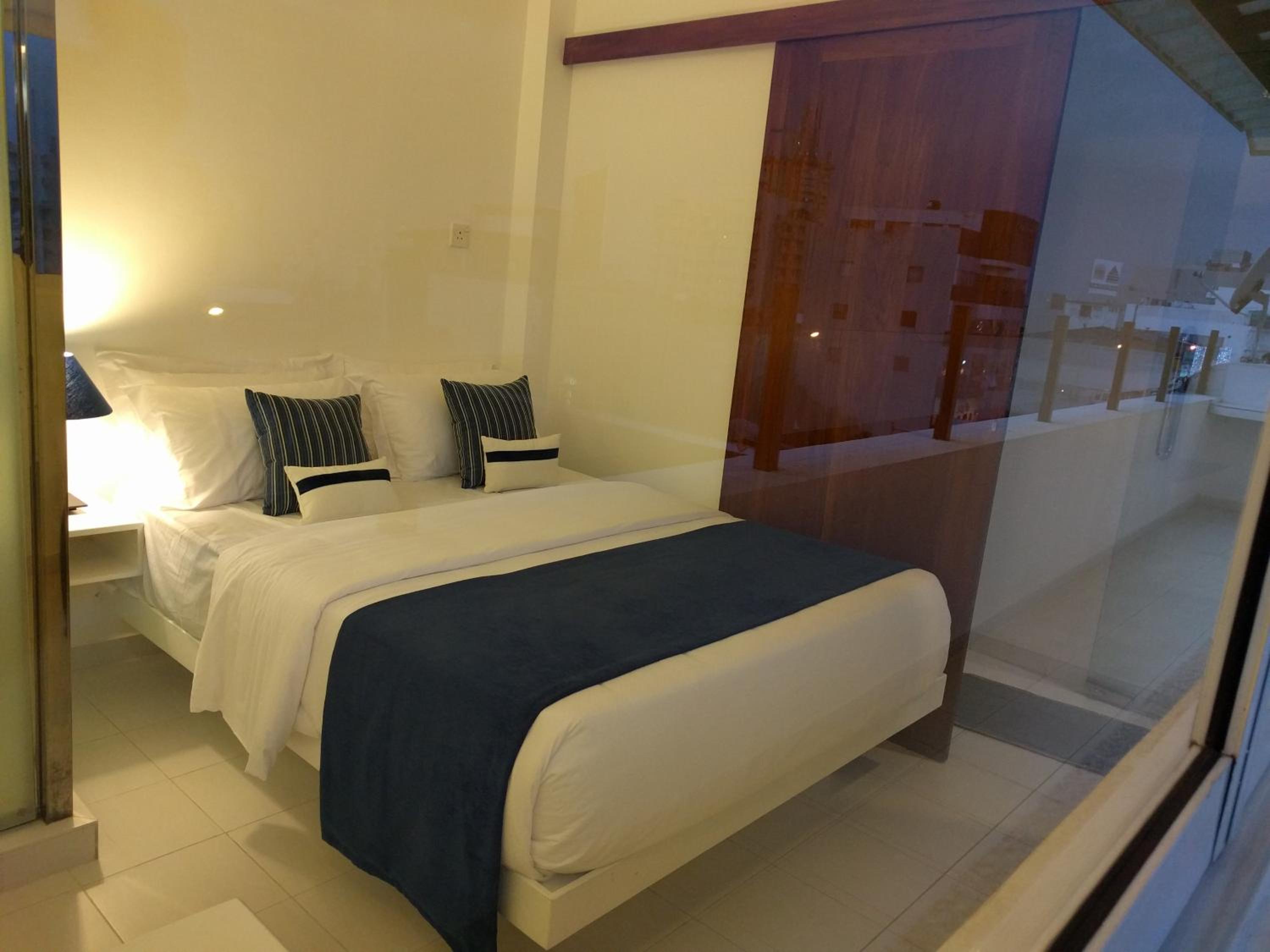 Queen Room photo 2