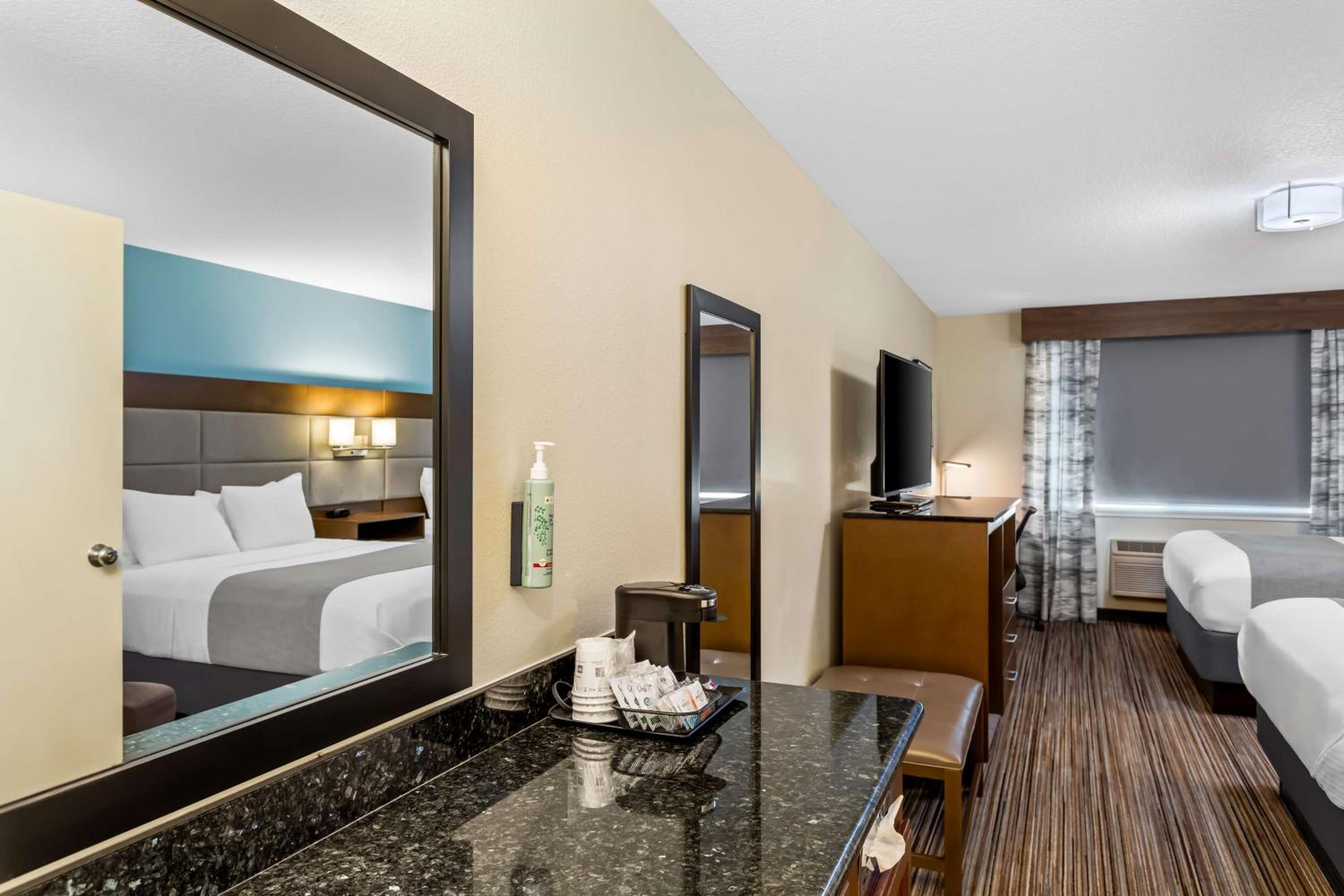 Large Queen Room with Two Queen Beds - Non-Smoking - Photo 1