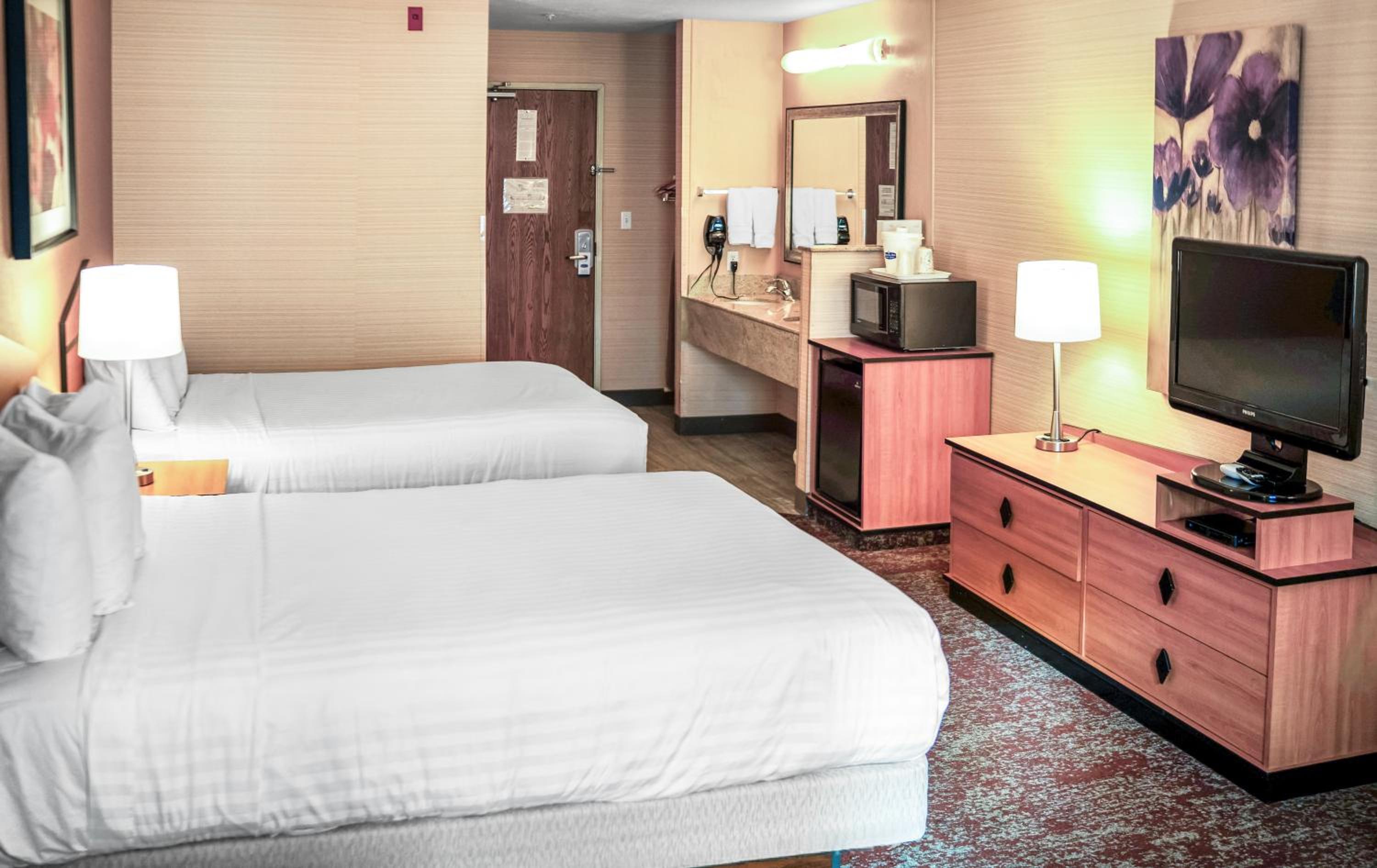 Queen Room with Two Queen Beds  - Photo 4