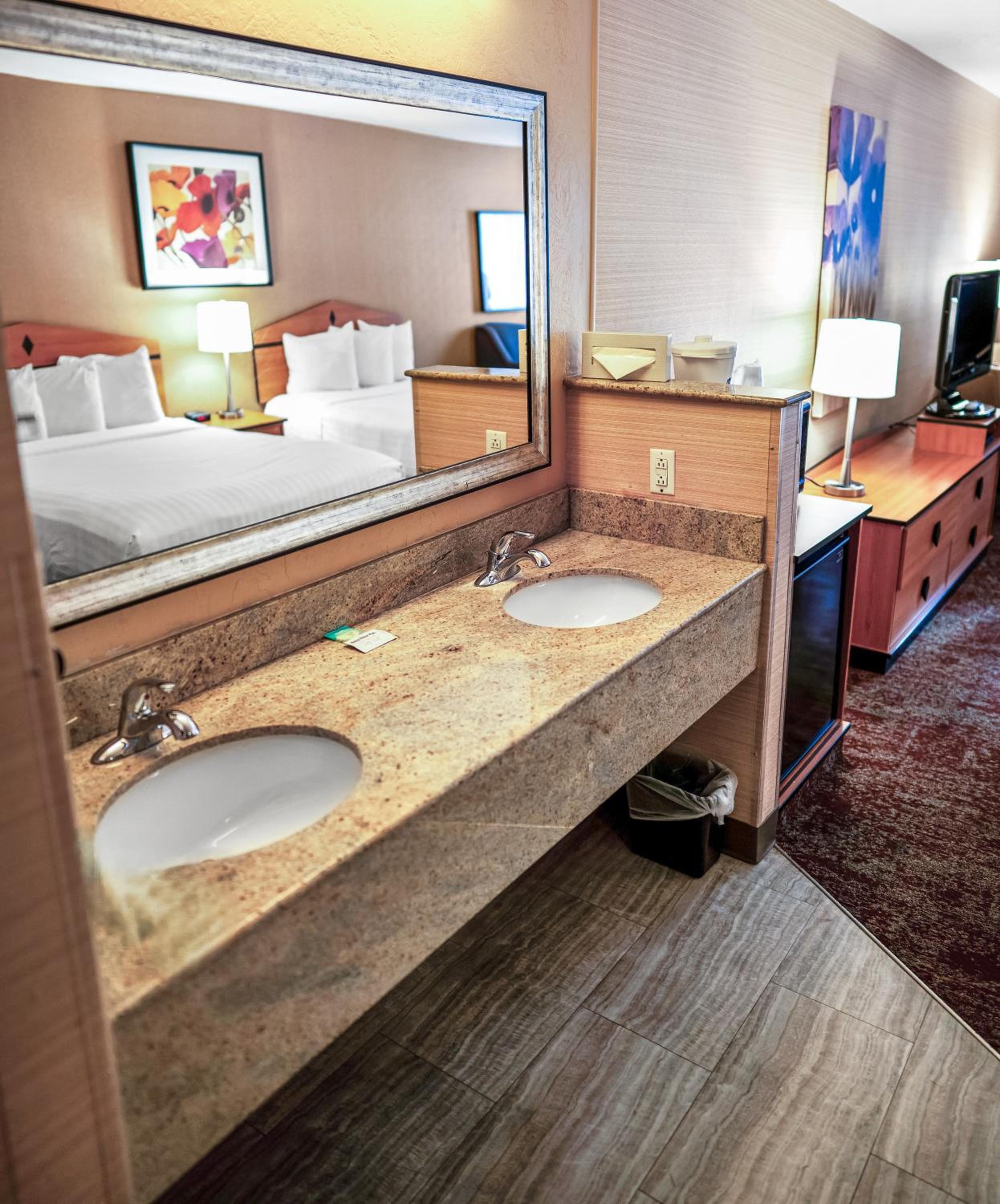 Queen Room with Two Queen Beds  - Photo 2