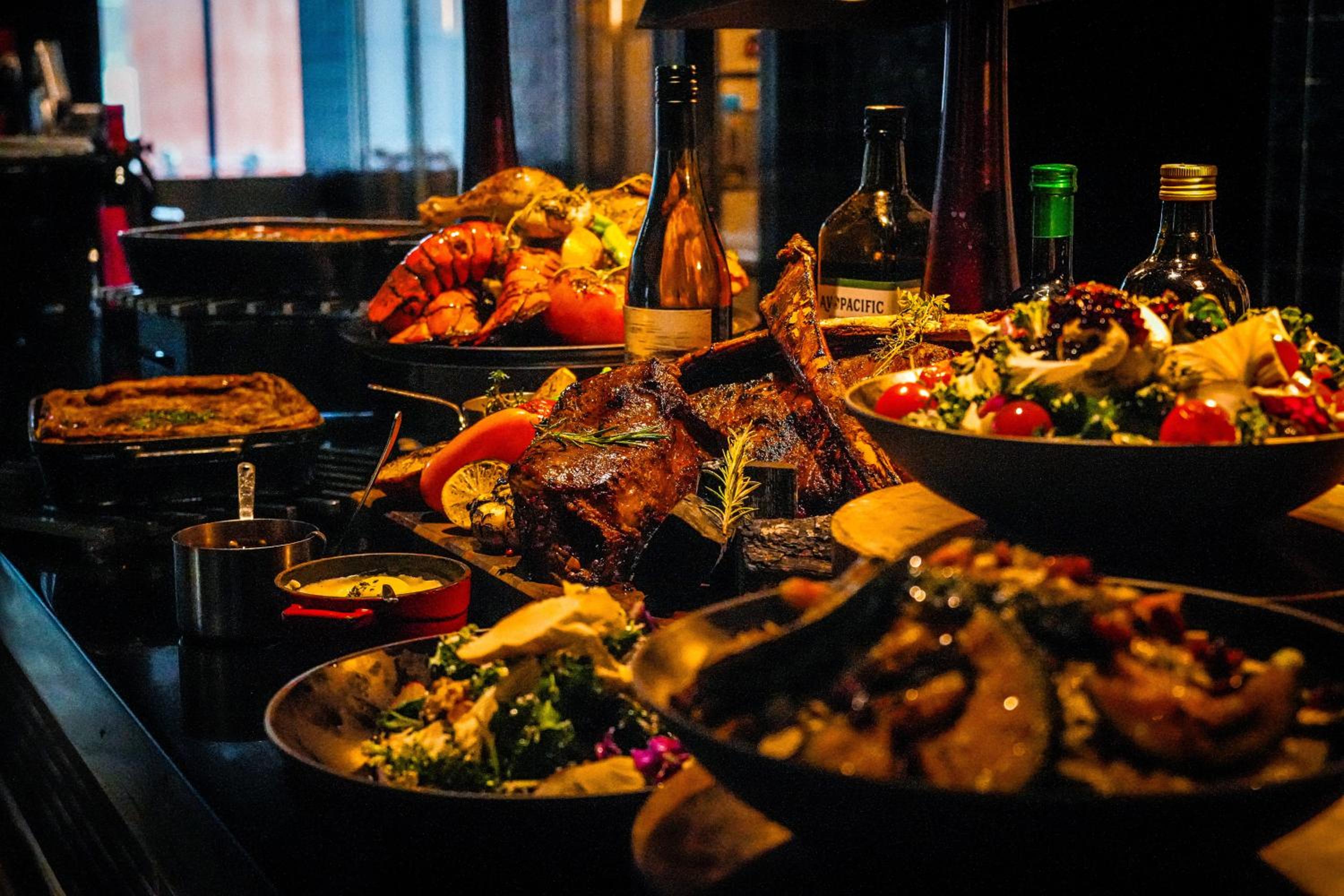 [BUFFET AND BED] Editor King with Dinner Buffet for 2 people, Free cocktail for 2 people