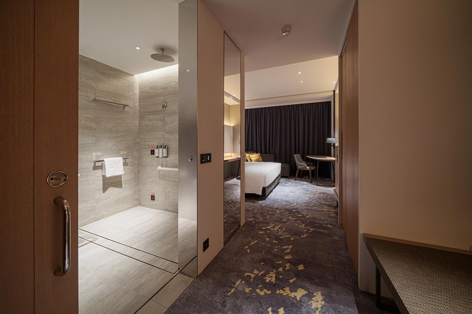 King Room with Roll-In Shower - Disability Access photo 3