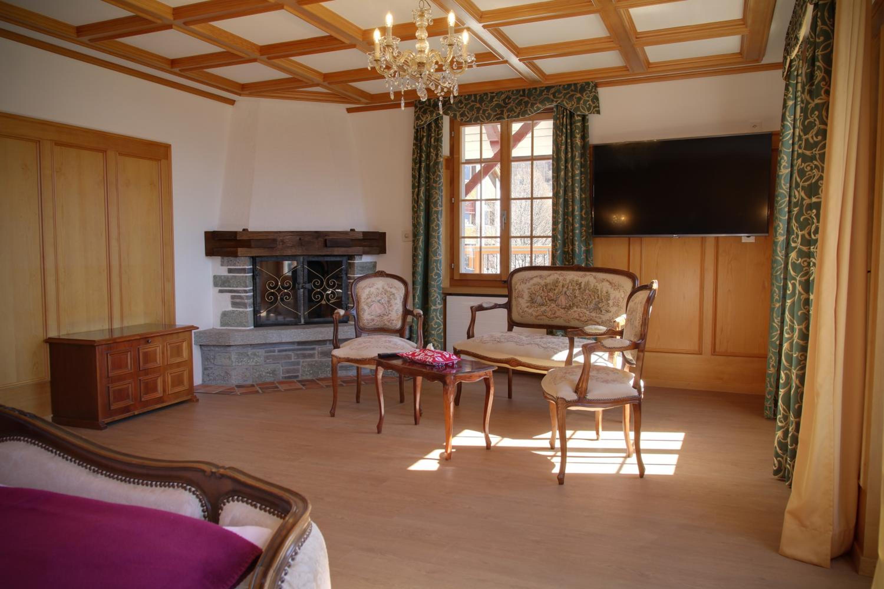 Junior Suite with Balcony - Photo 9