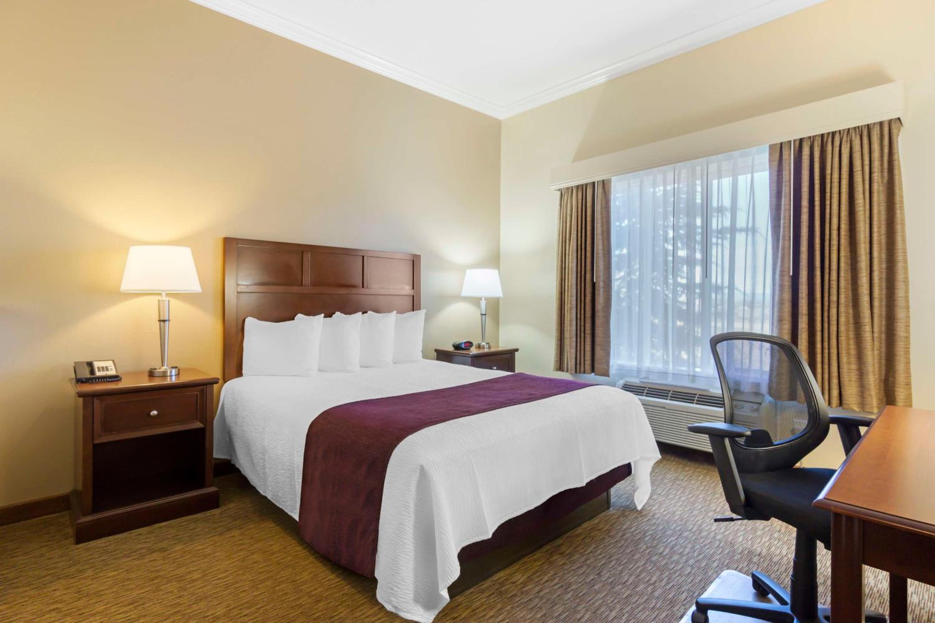 Queen Room with Bathtub - Disability Access/Non-Smoking