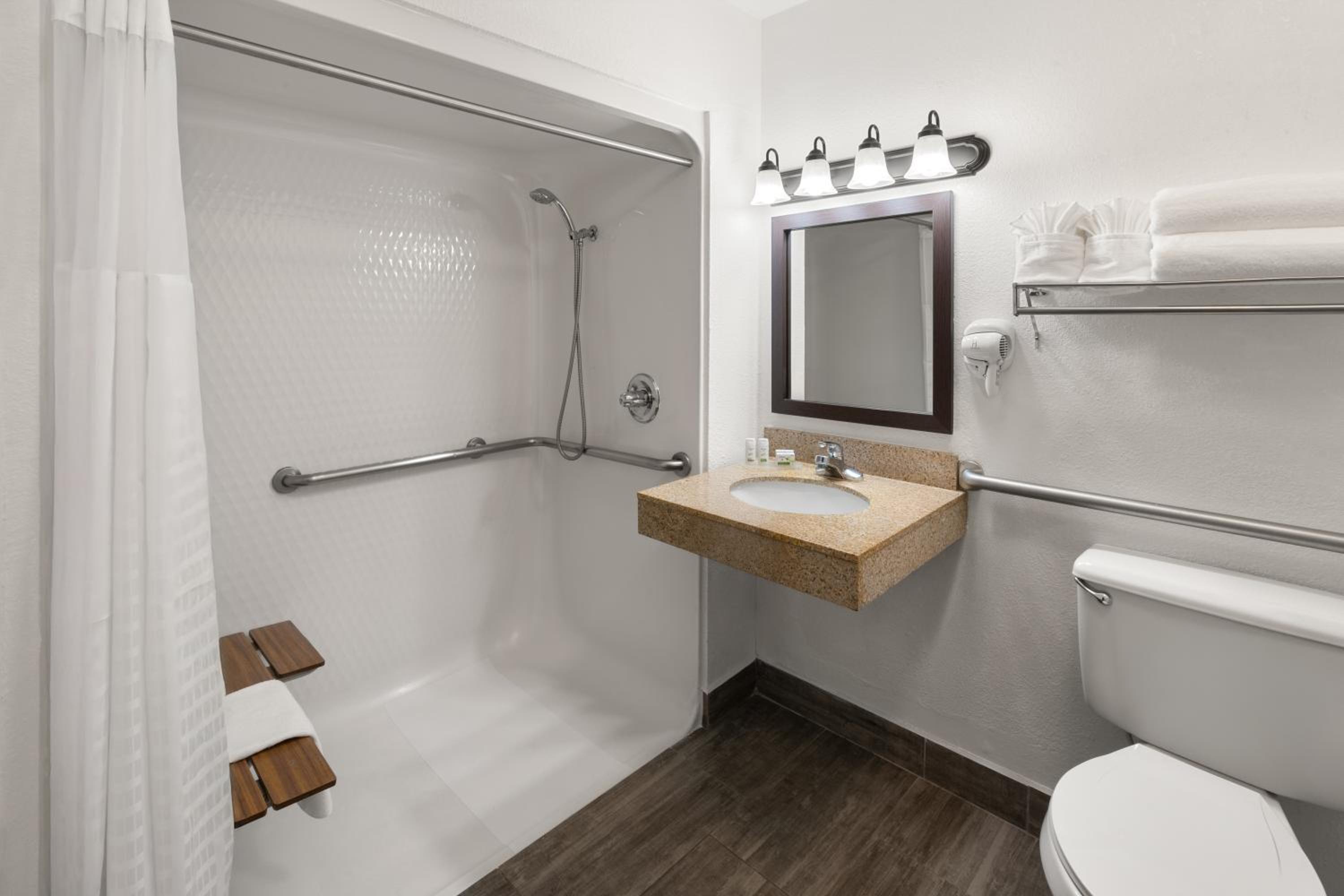 2 Queen Beds, Mobility Accessible Room, Roll-in Shower, Non-Smoking - Photo 3