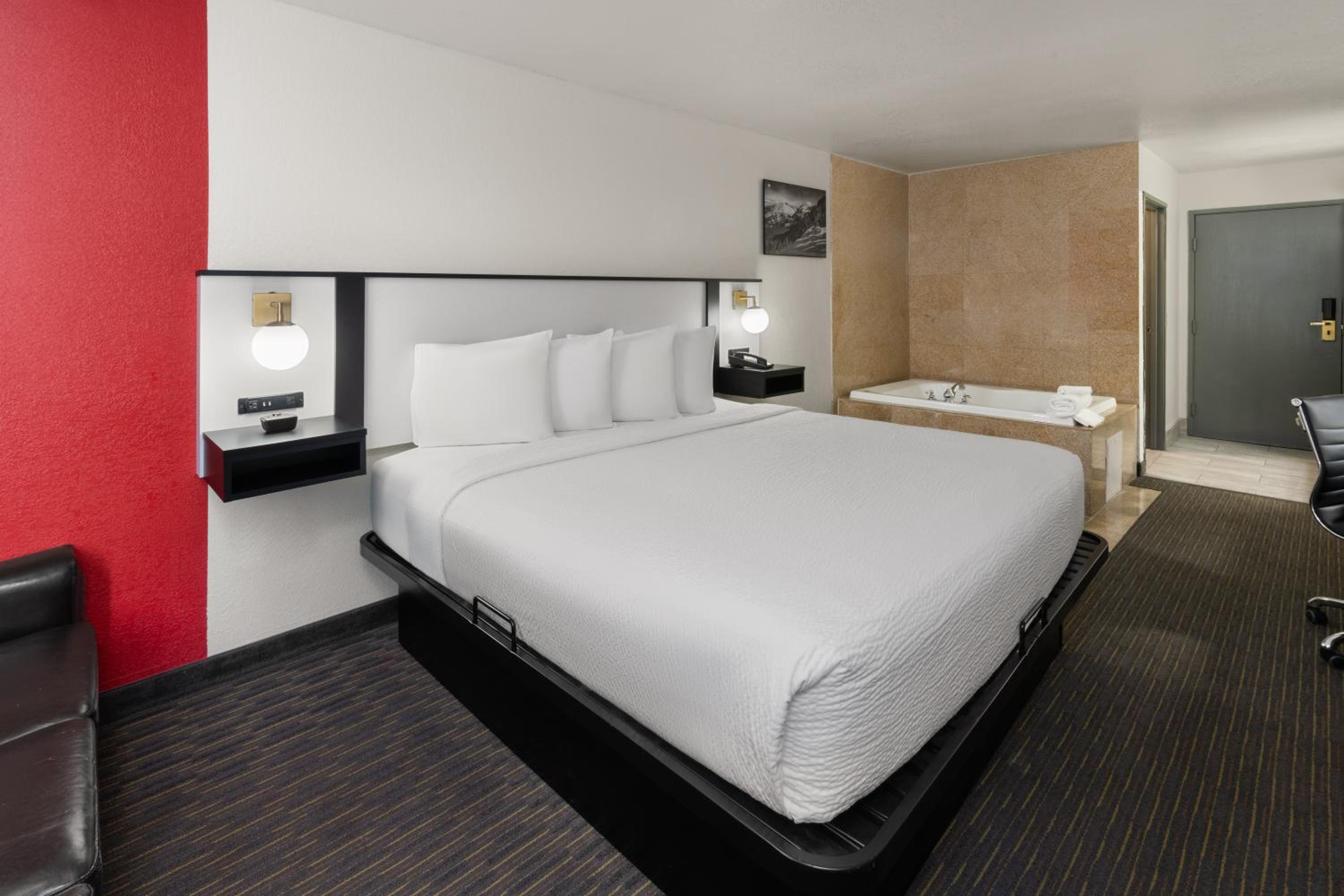 Deluxe King Room - Non-Smoking - Photo 1