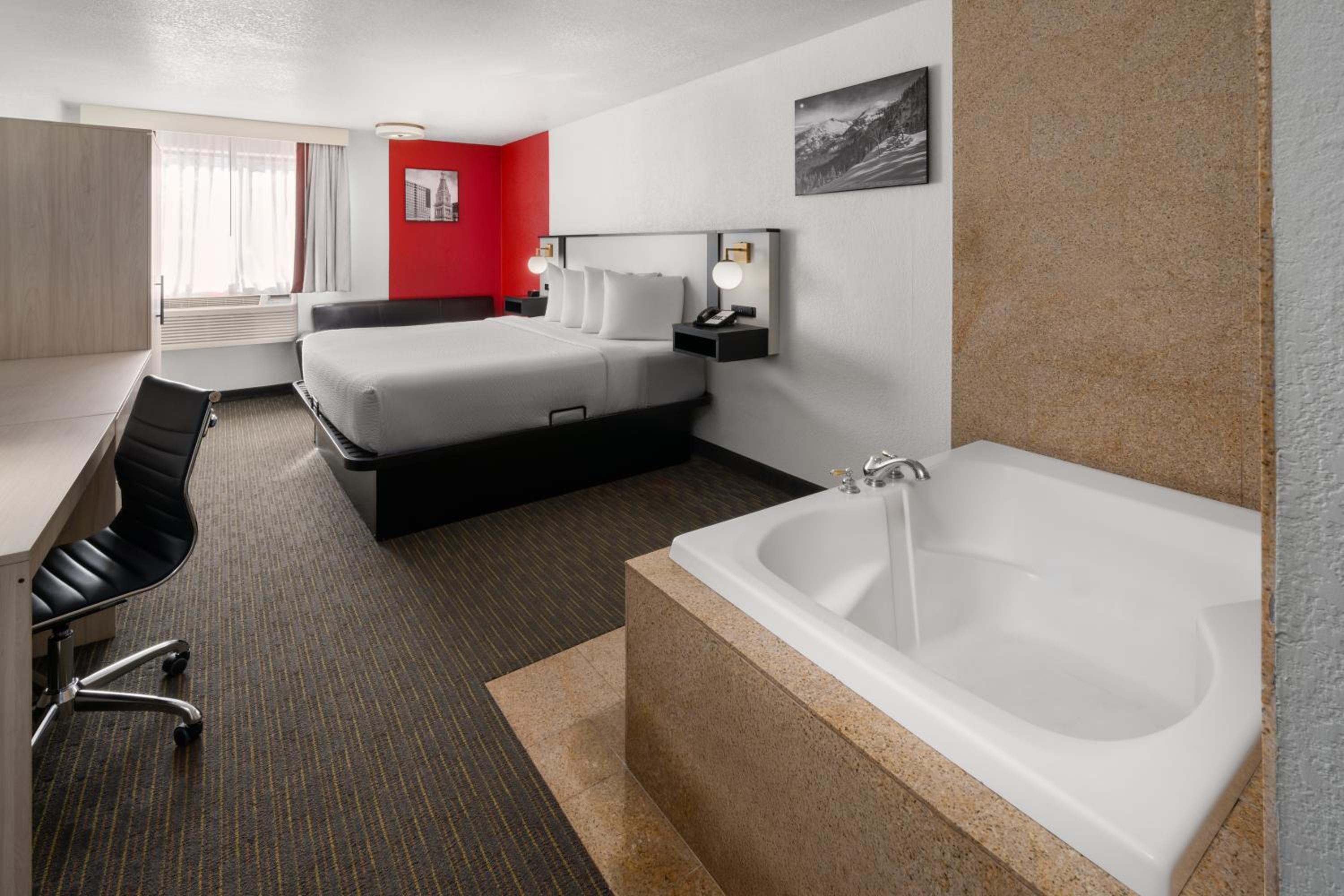 Deluxe King Room - Non-Smoking - Photo 2