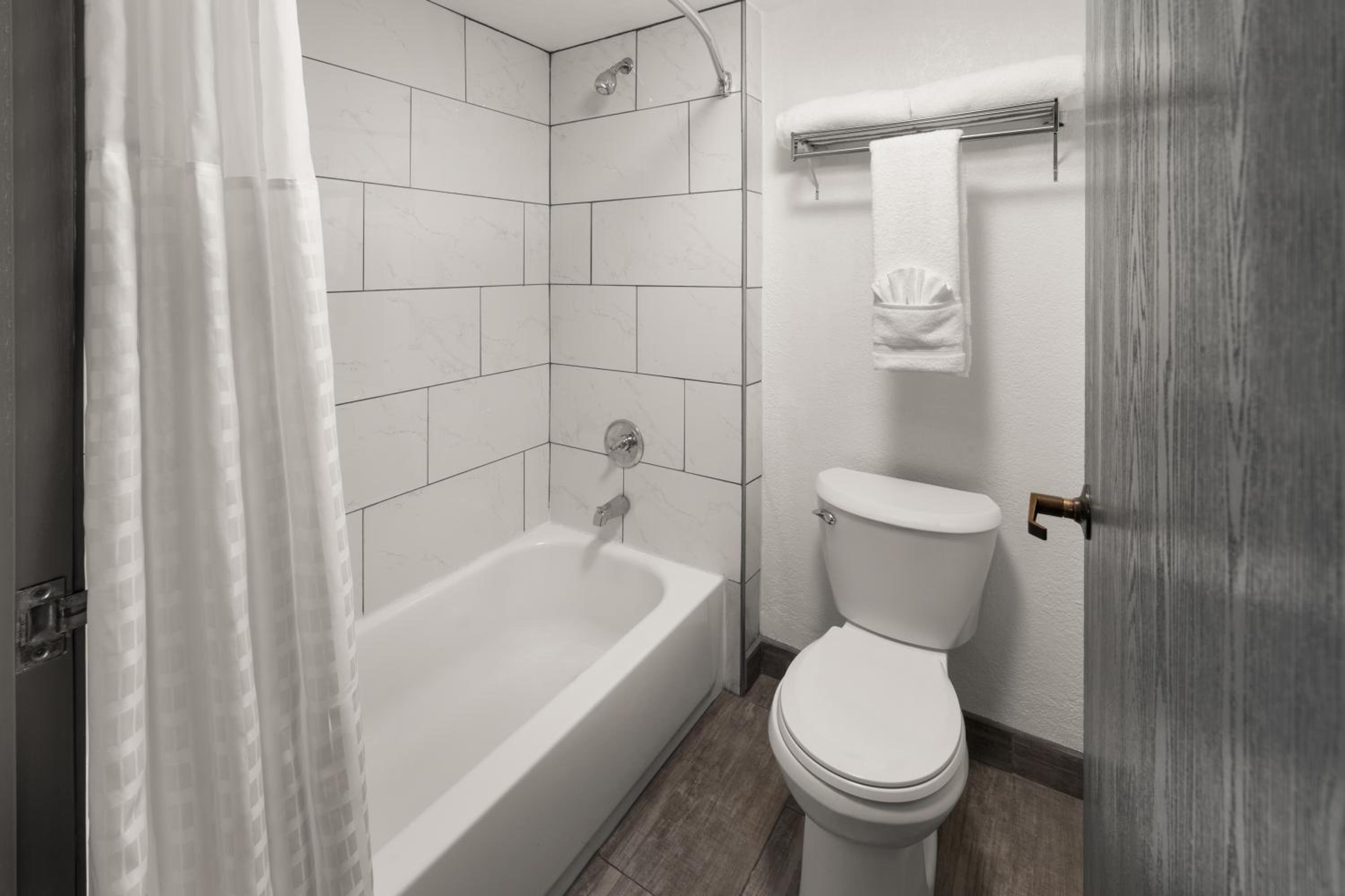 Queen Room with Three Queen Beds - Non-Smoking - Photo 1