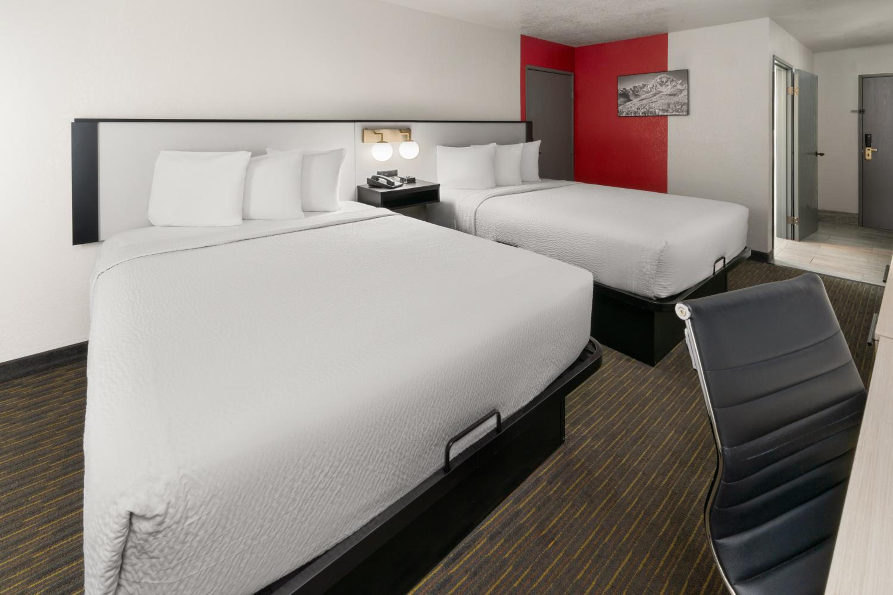 Queen Room with Two Queen Beds - Non-Smoking - Photo 2