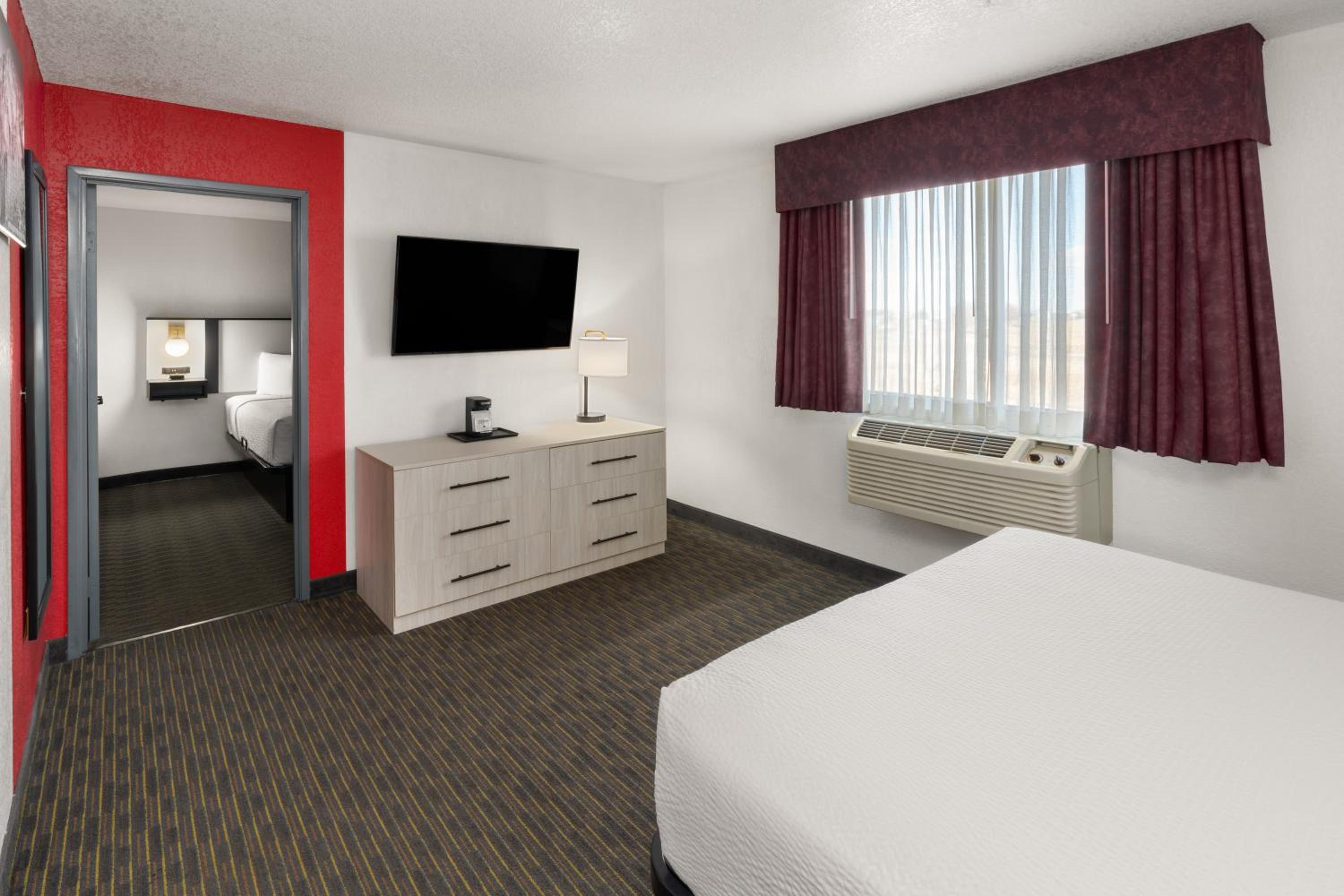 2 Queen Bed, One-Bedroom, Suite, Non-Smoking - Photo 4