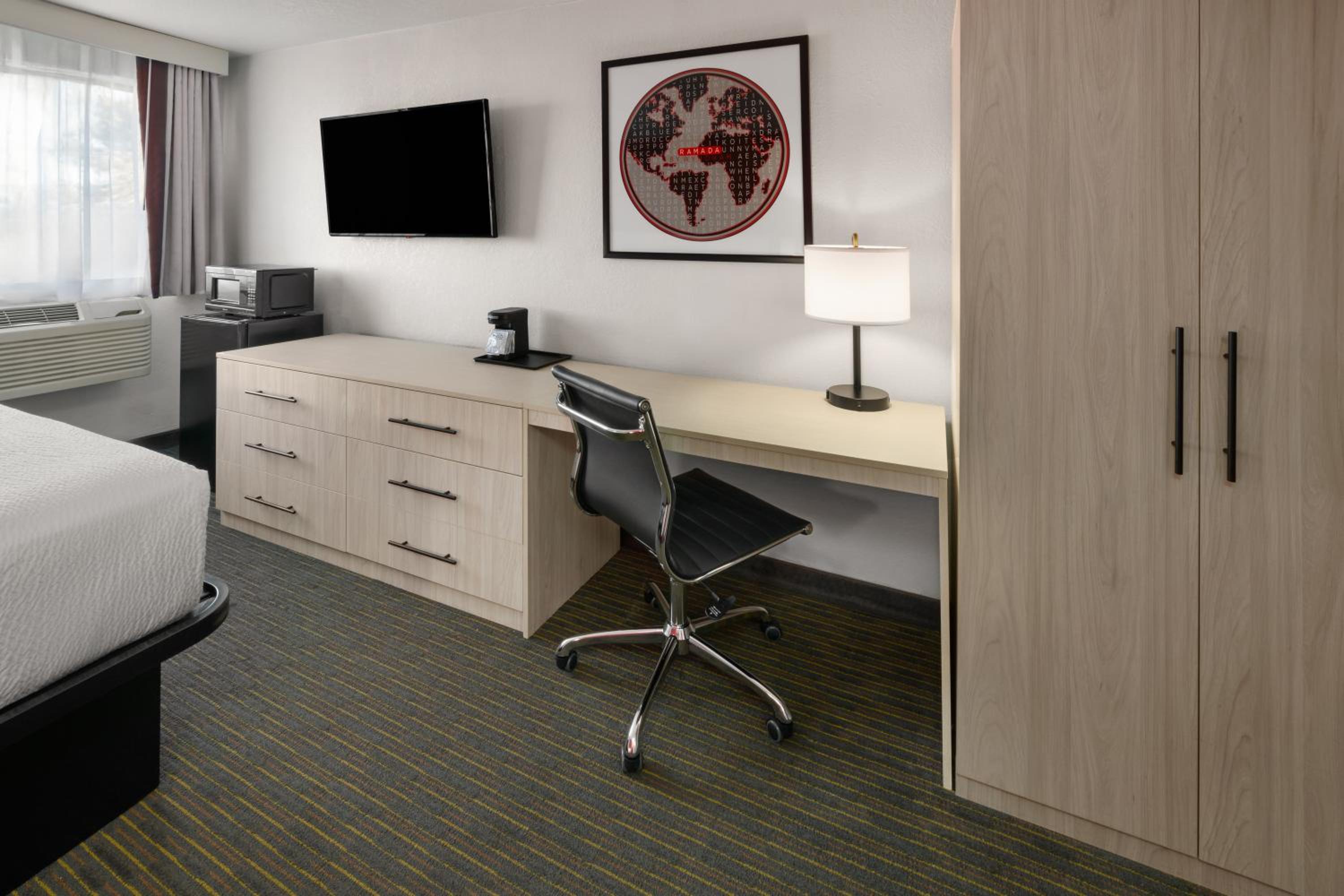 King Room with Roll-In Shower - Mobility Access/Non-Smoking - Photo 3