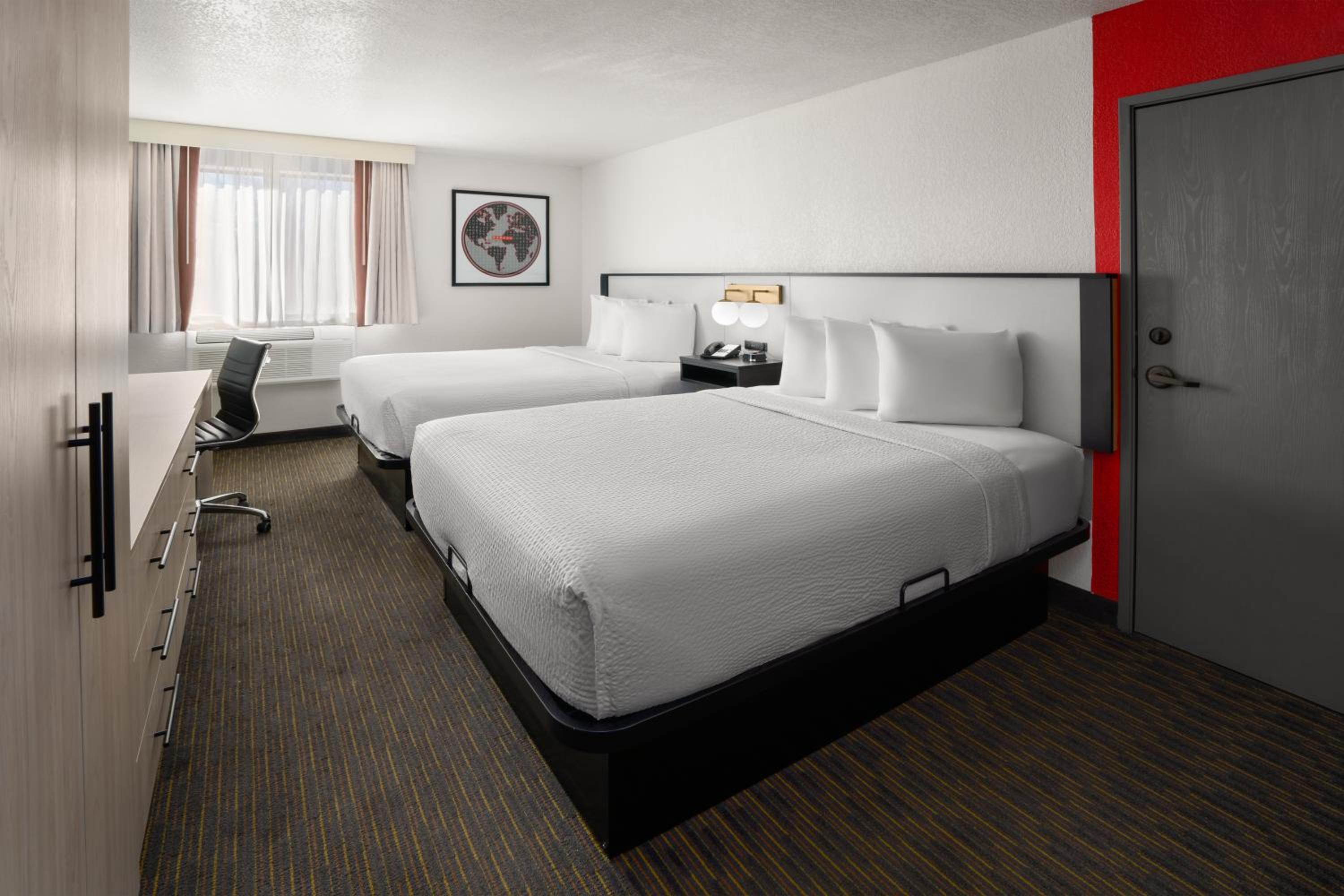 Queen Room with Two Queen Beds - Non-Smoking - Photo 4