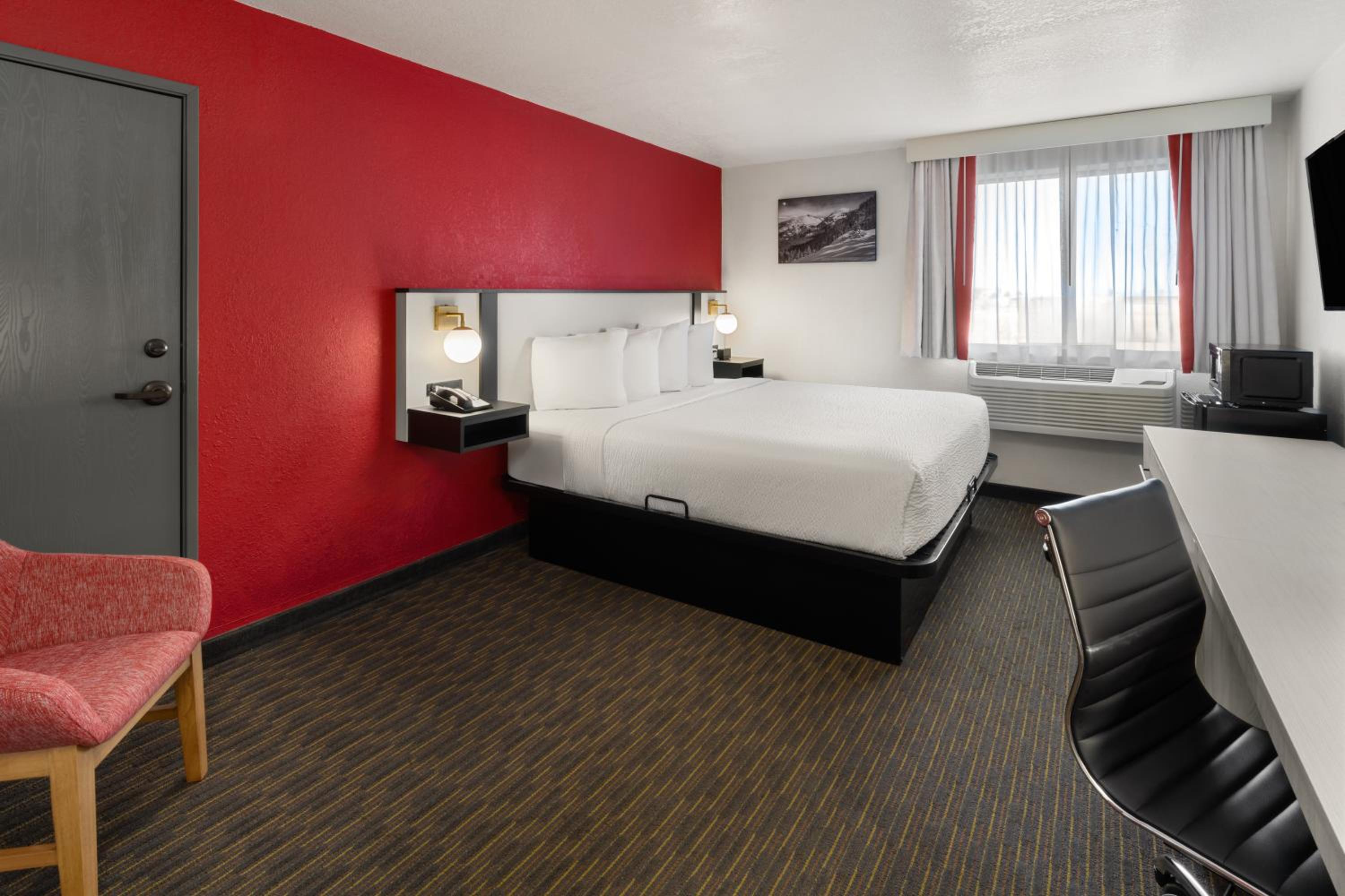 King Room with Roll-In Shower - Mobility Access/Non-Smoking - Photo 4