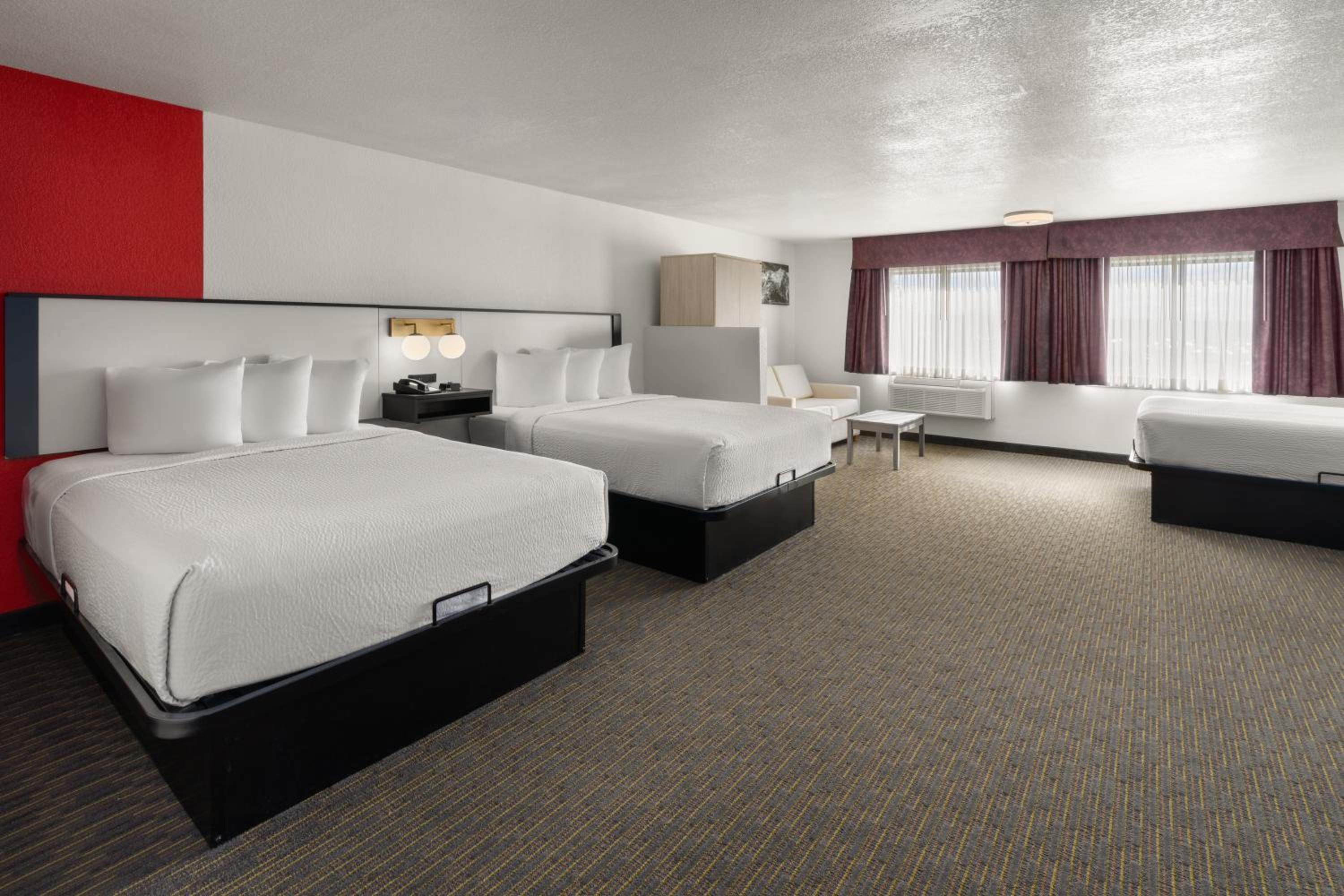 Queen Room with Three Queen Beds - Non-Smoking - Photo 3