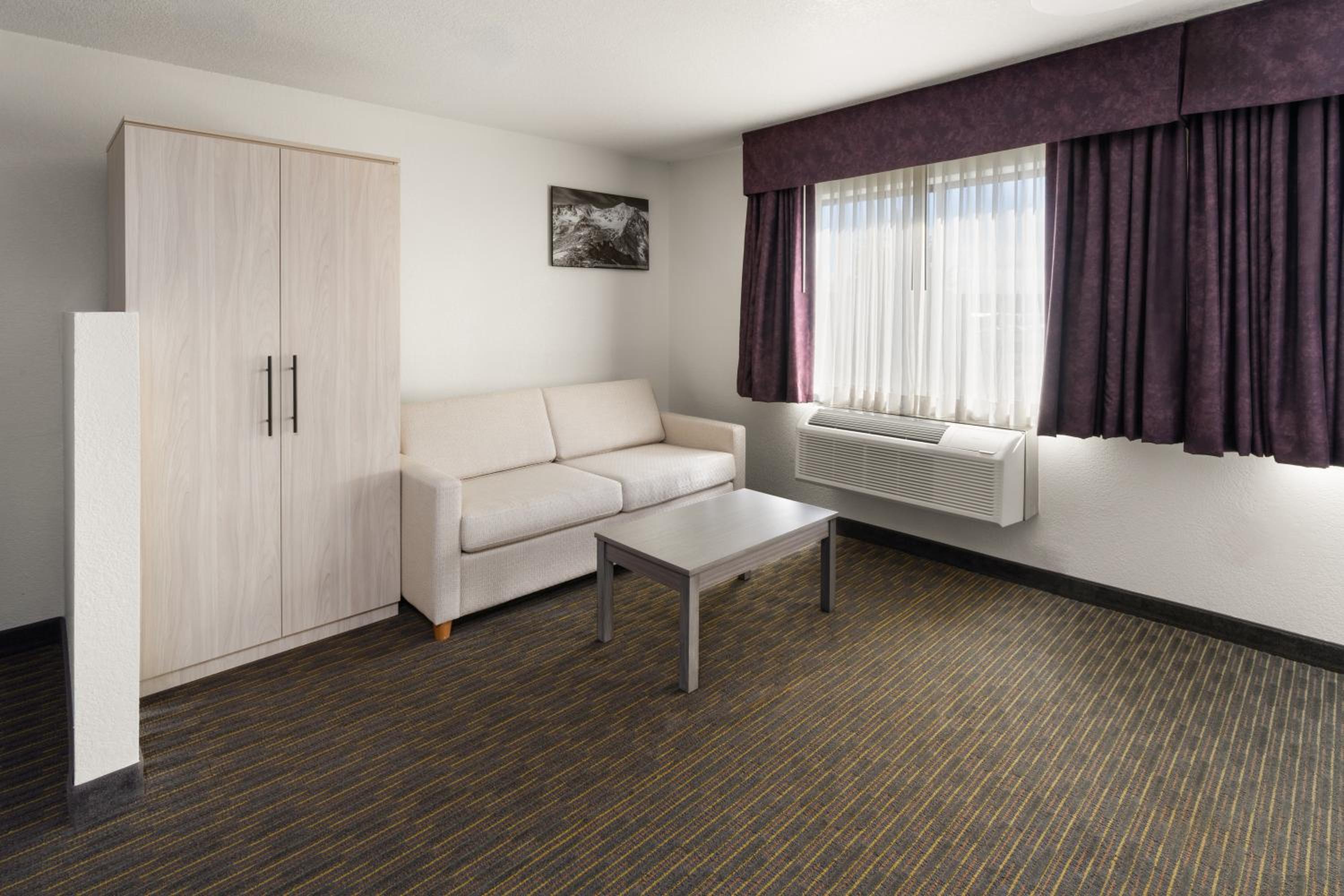 Queen Room with Three Queen Beds - Non-Smoking - Photo 4