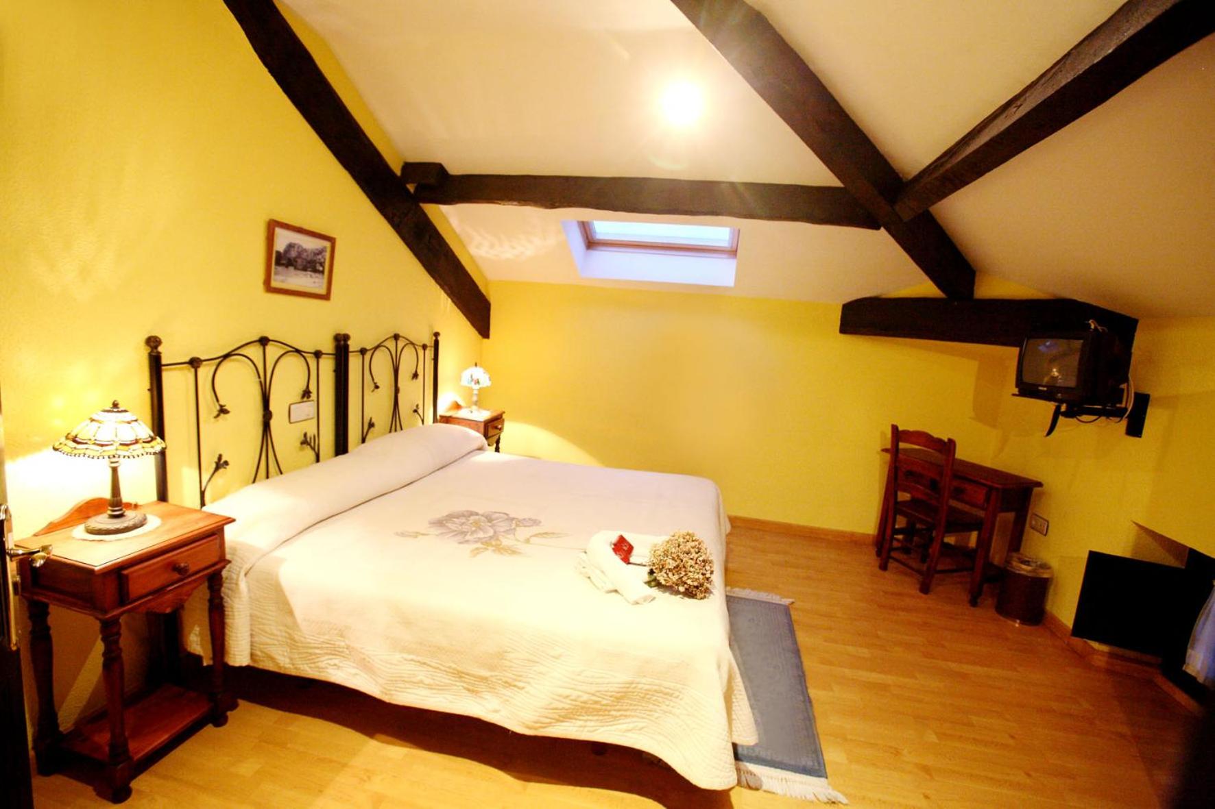 Double Room with Private Bathroom - Photo 2