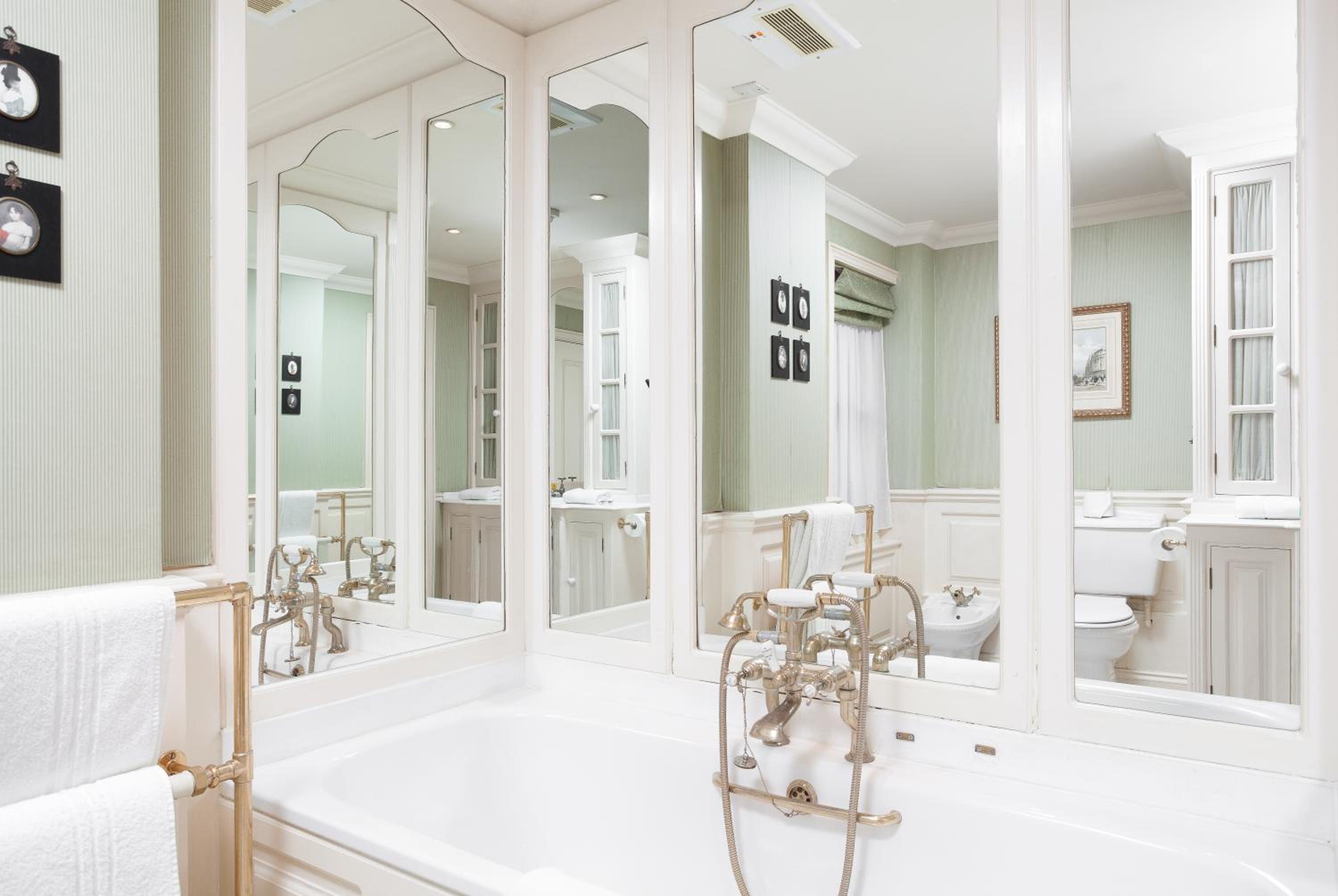 Luxury Suite - Photo 9