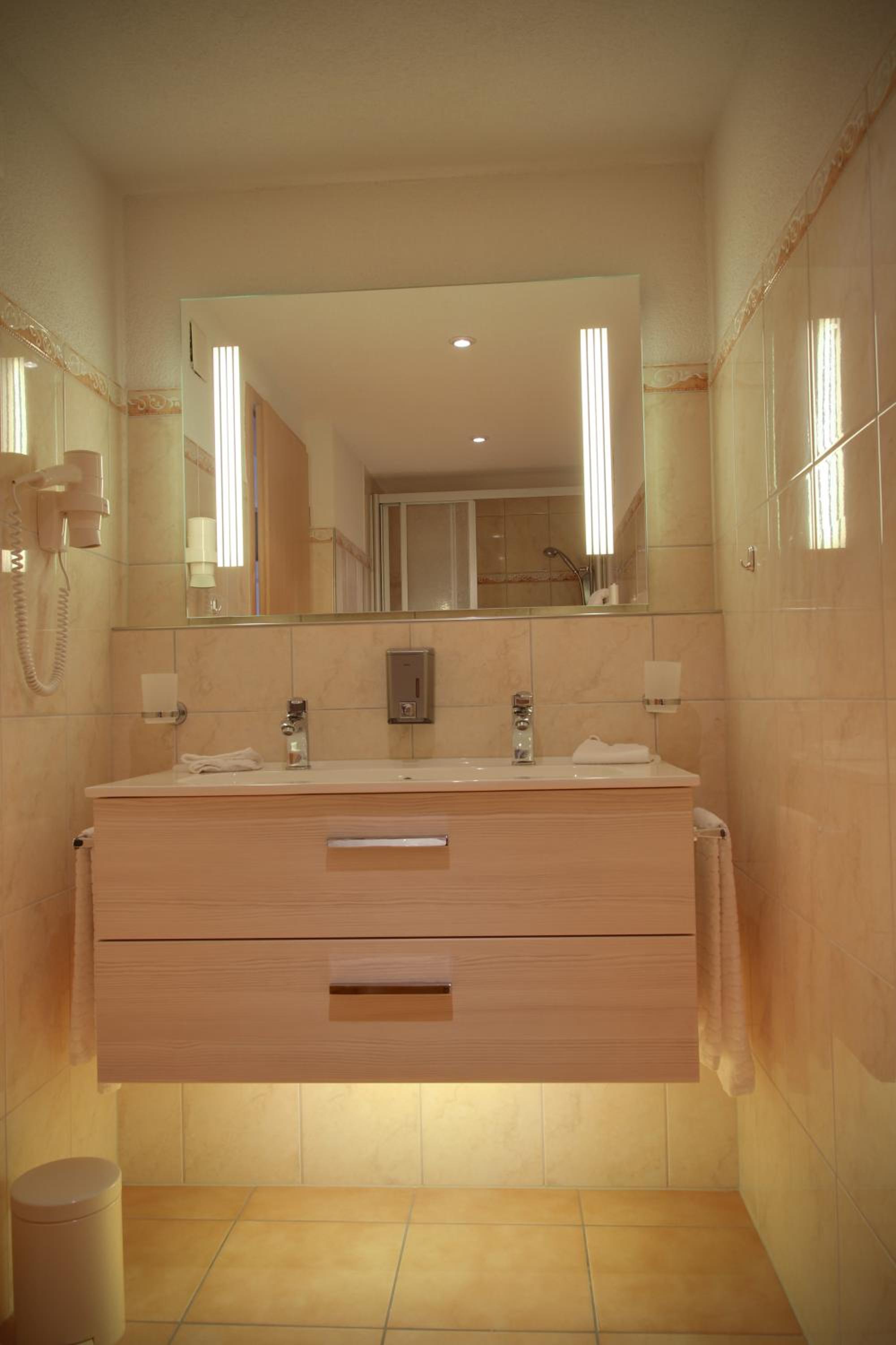 Junior Suite with Balcony - Photo 6