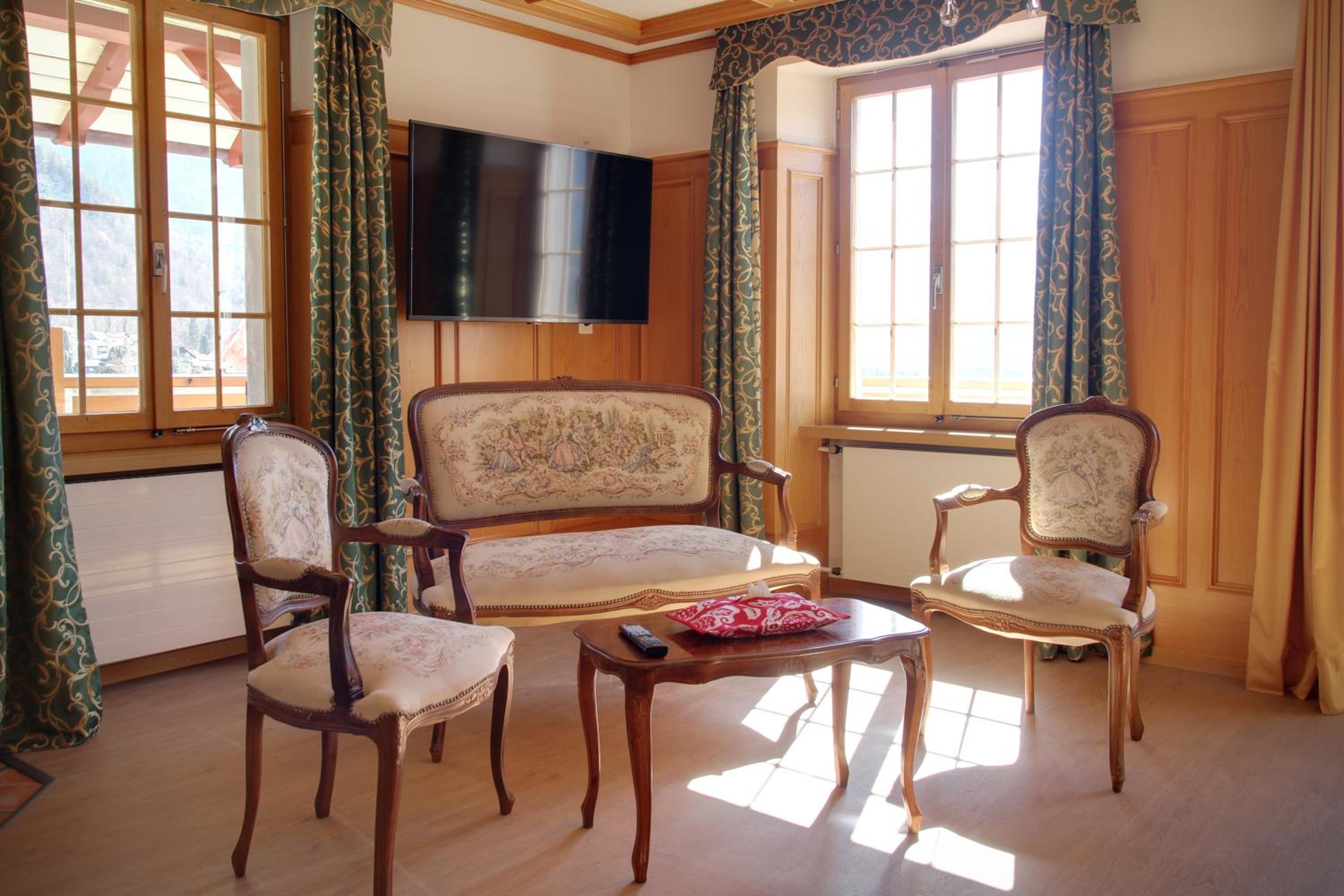 Junior Suite with Balcony - Photo 3