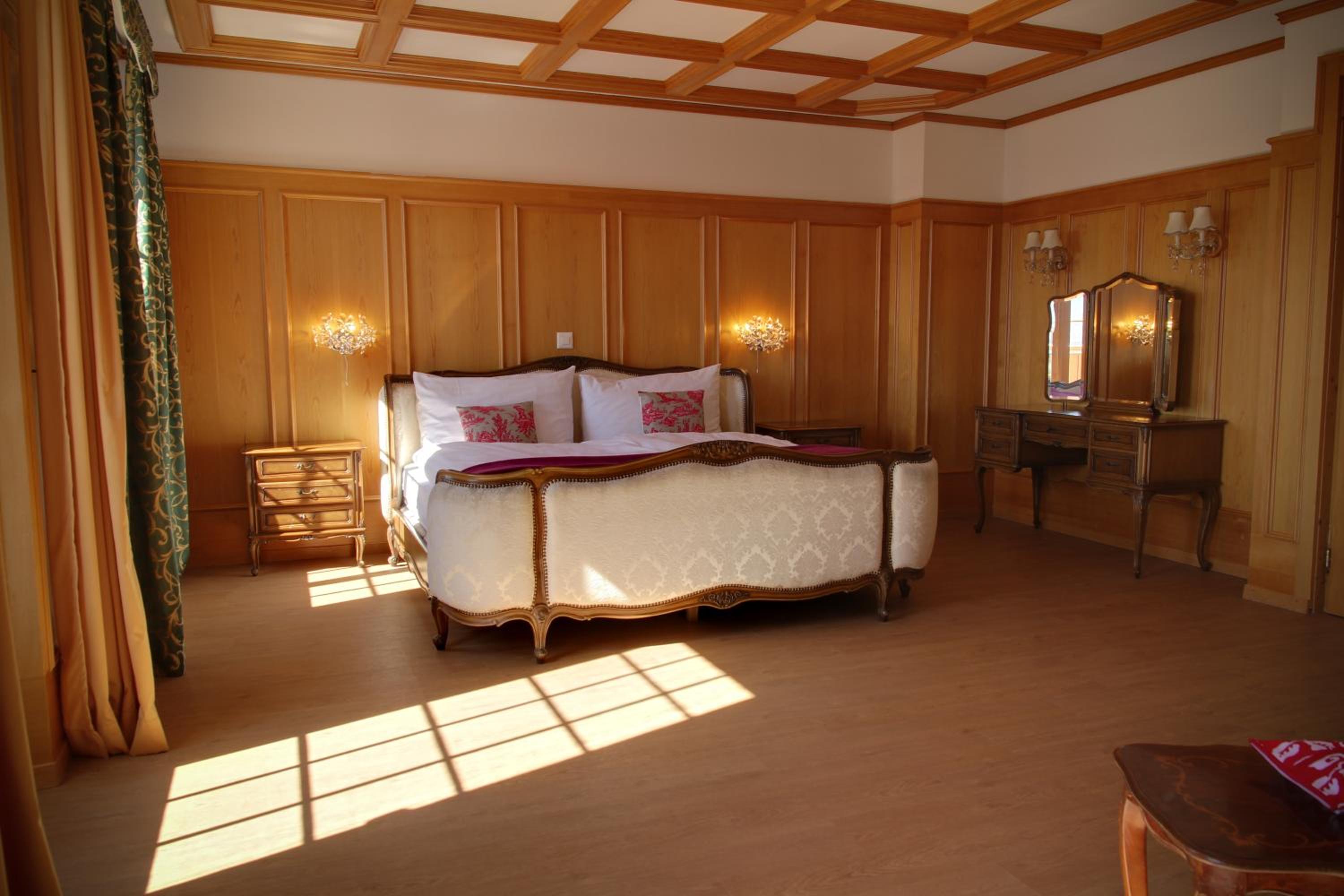 Junior Suite with Balcony - Photo 2