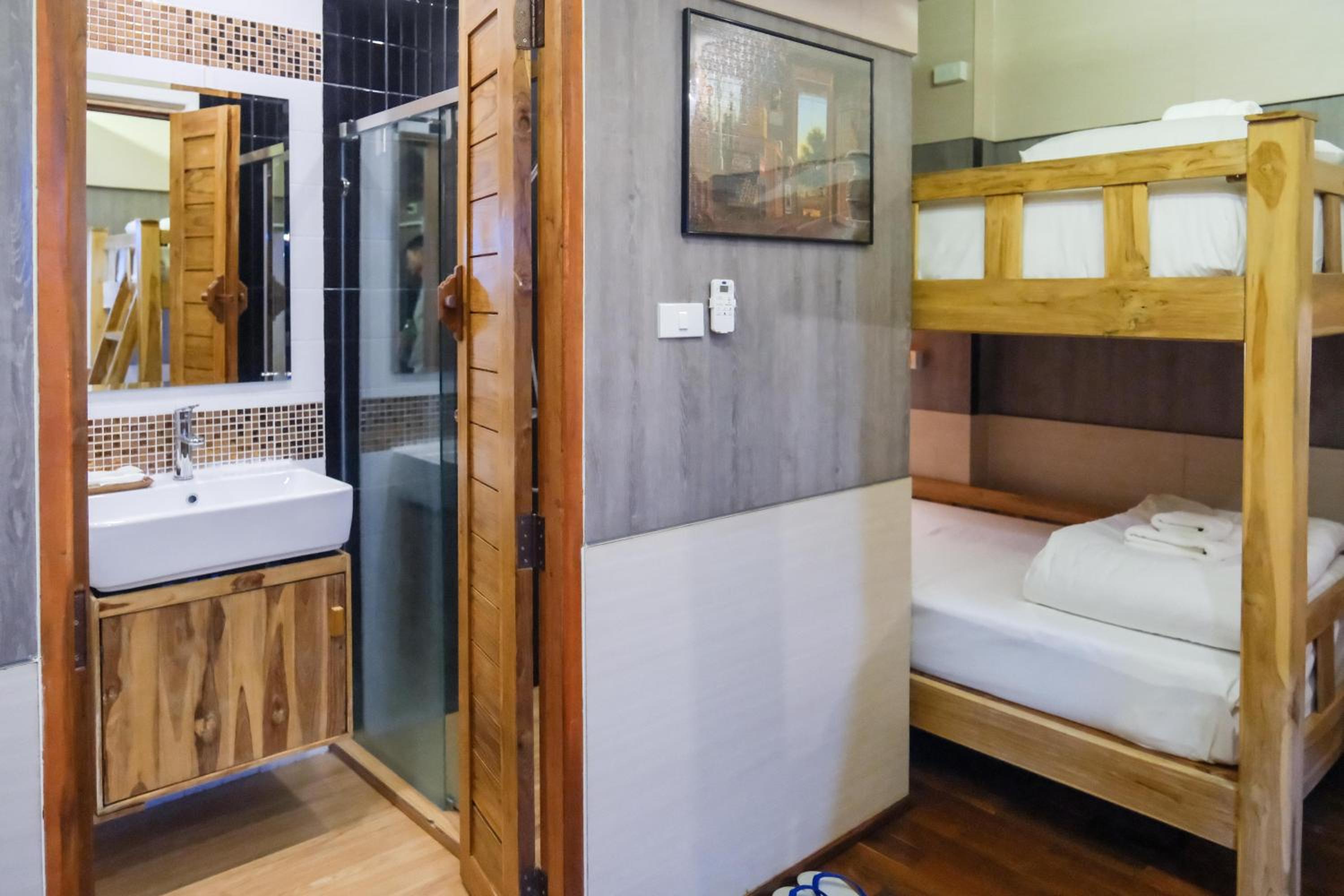 Deluxe Quadruple Room