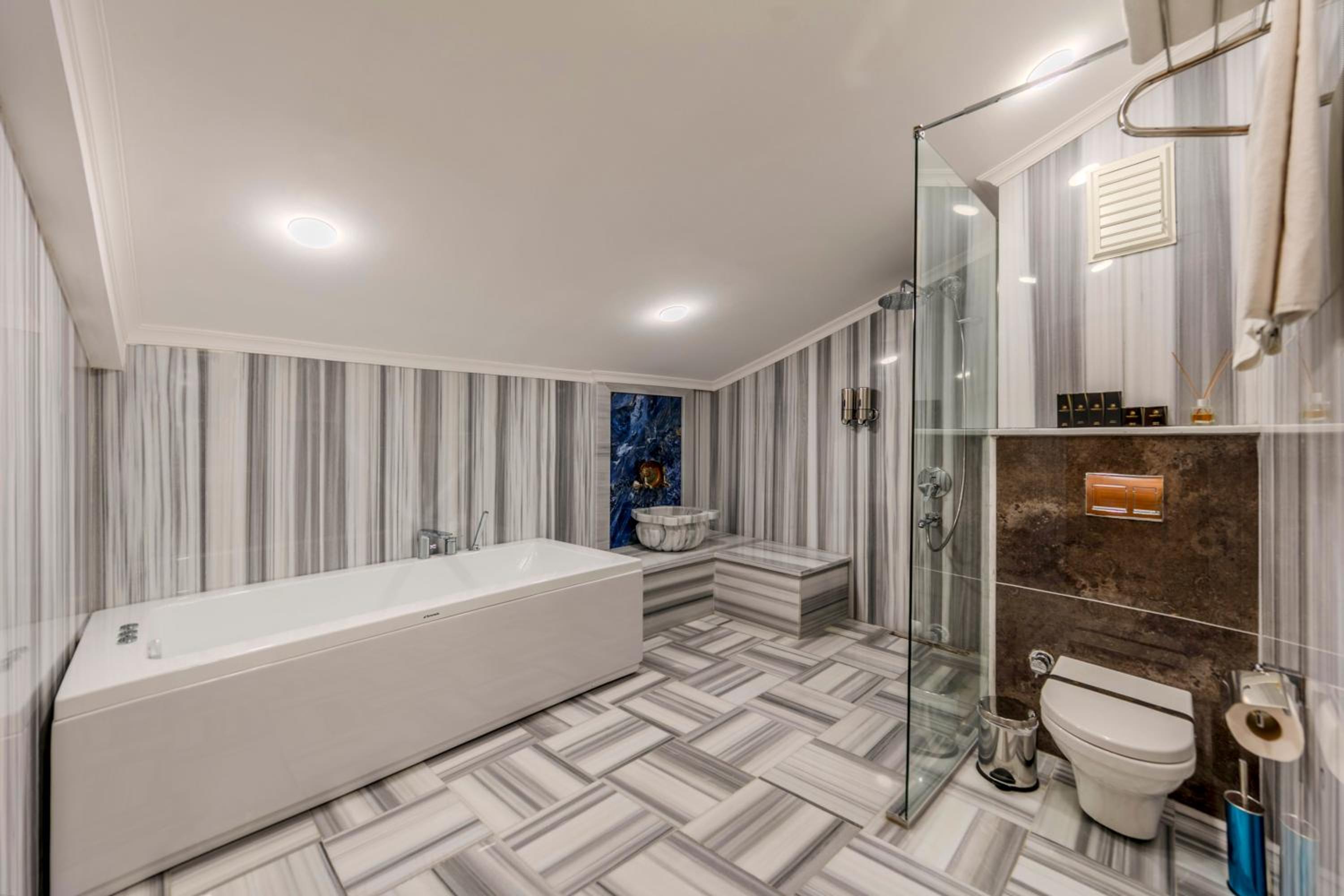 Deluxe Double Room with Bath photo 3
