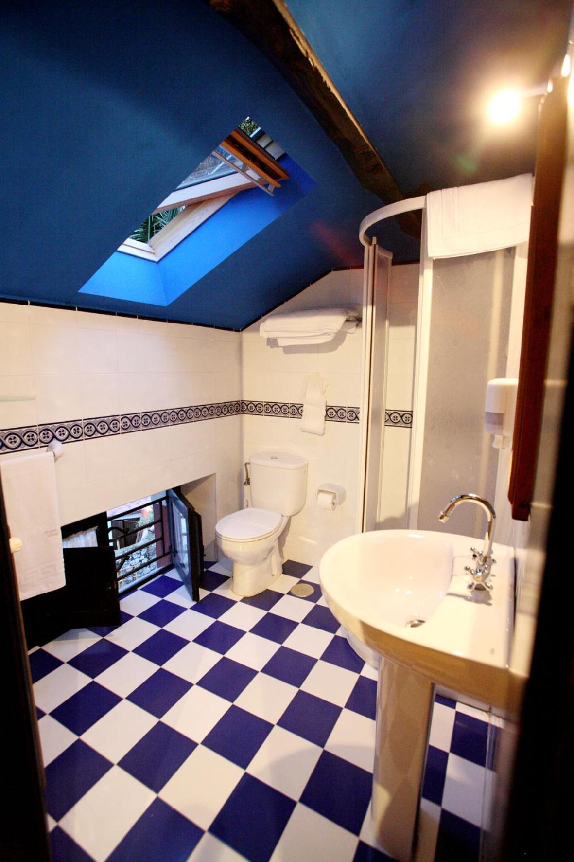 Double Room with Private Bathroom - Photo 3