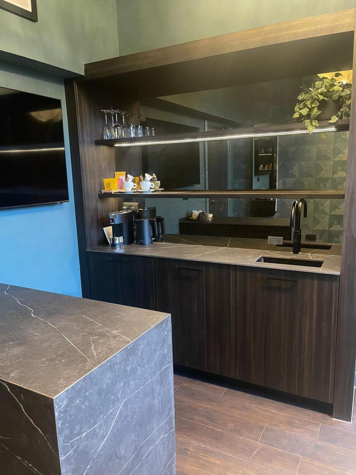Penthouse King Suite with Living Area and Kitchenette - Non-Smoking - Photo 4