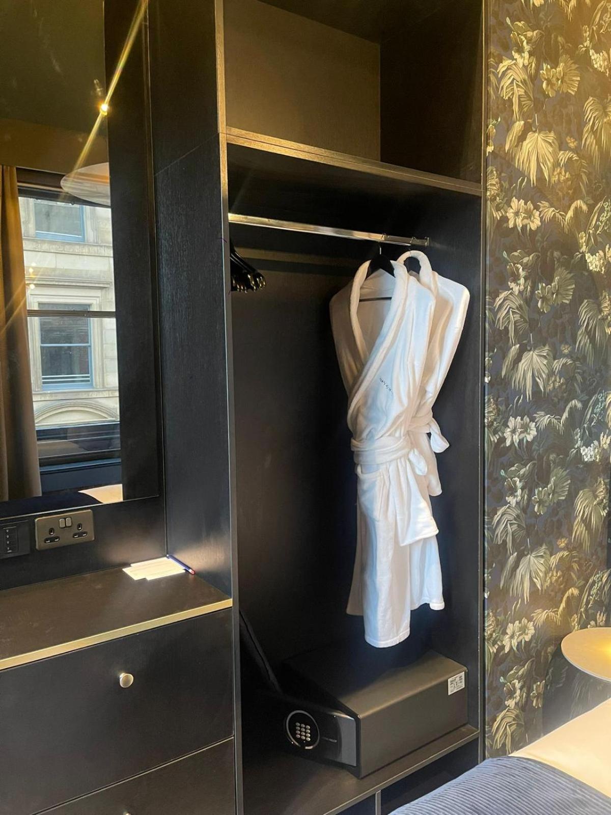 Penthouse King Suite with Living Area and Kitchenette - Non-Smoking - Photo 7