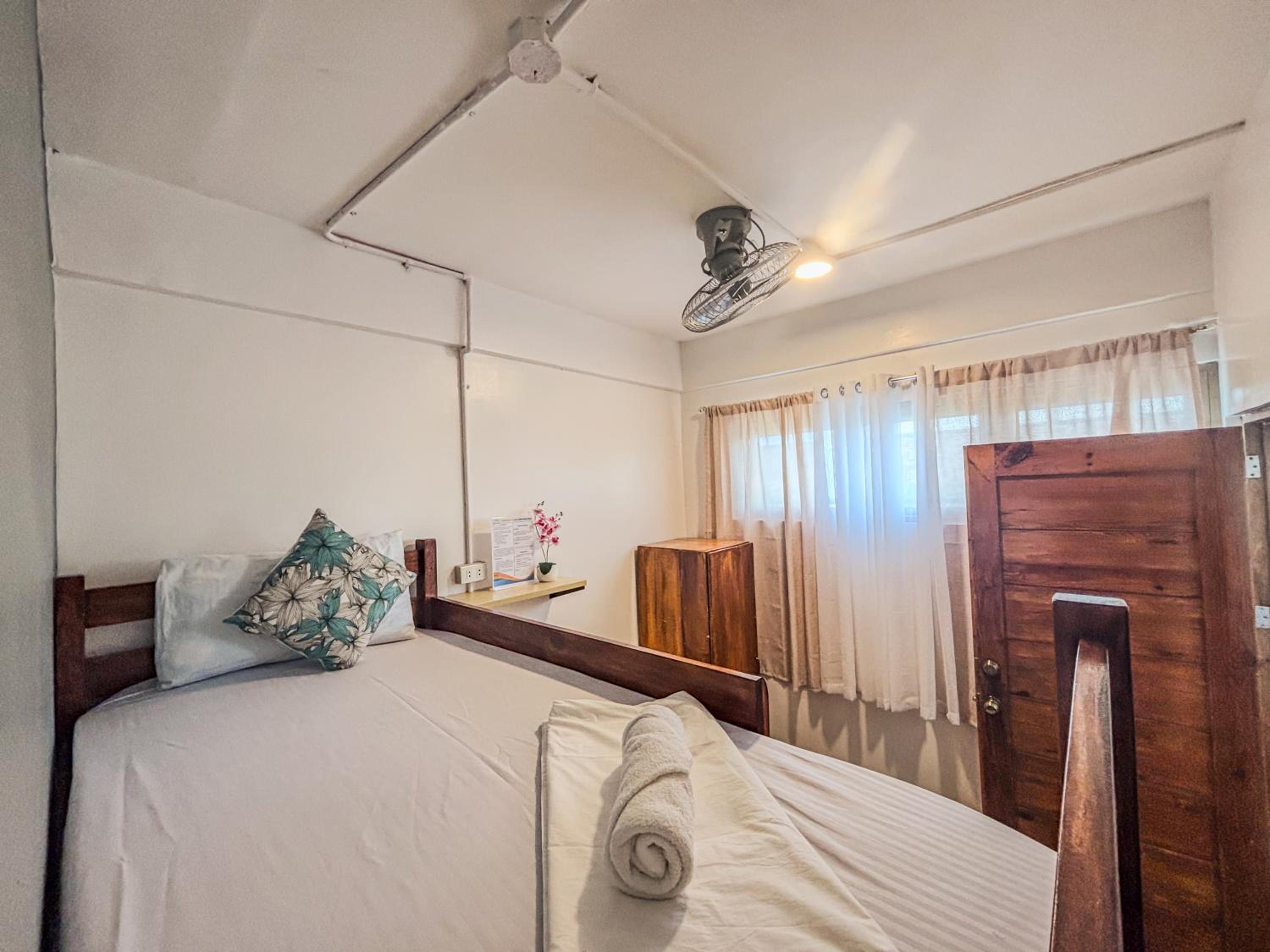 Twin Room with Private Bathroom - Photo 4