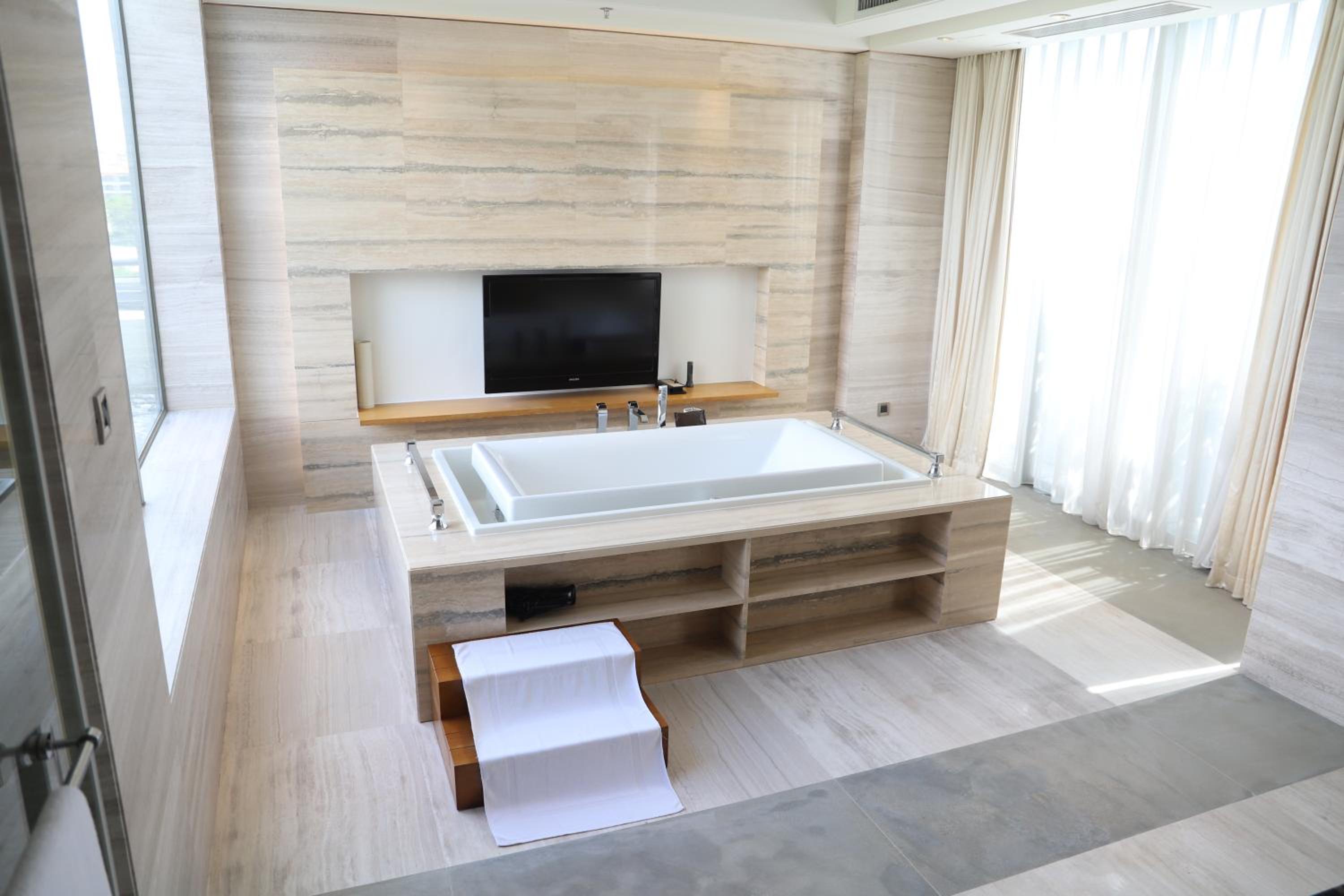 Renaissance Suite - Photo 3