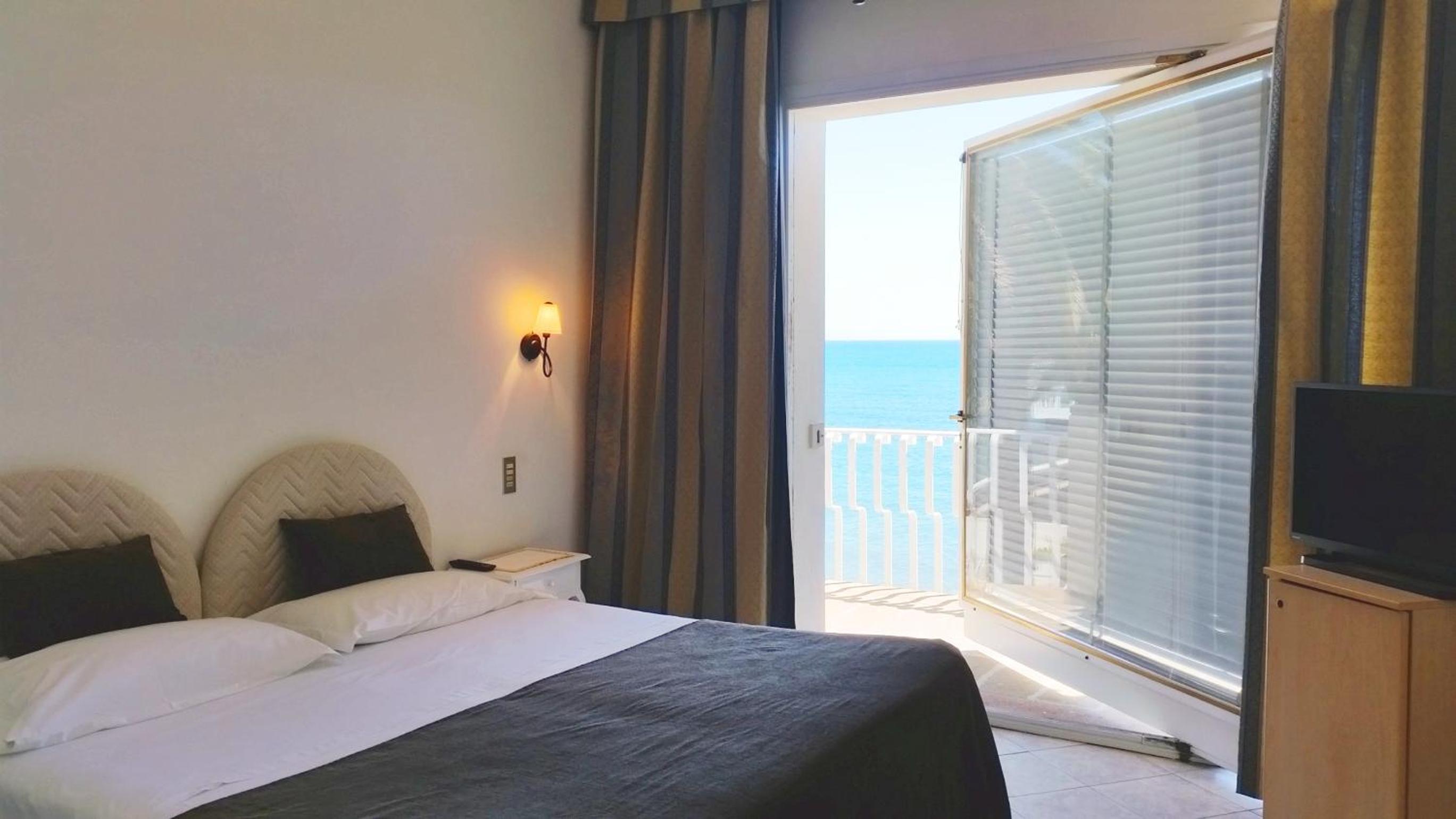 Superior Double Room with Sea View - Photo 6