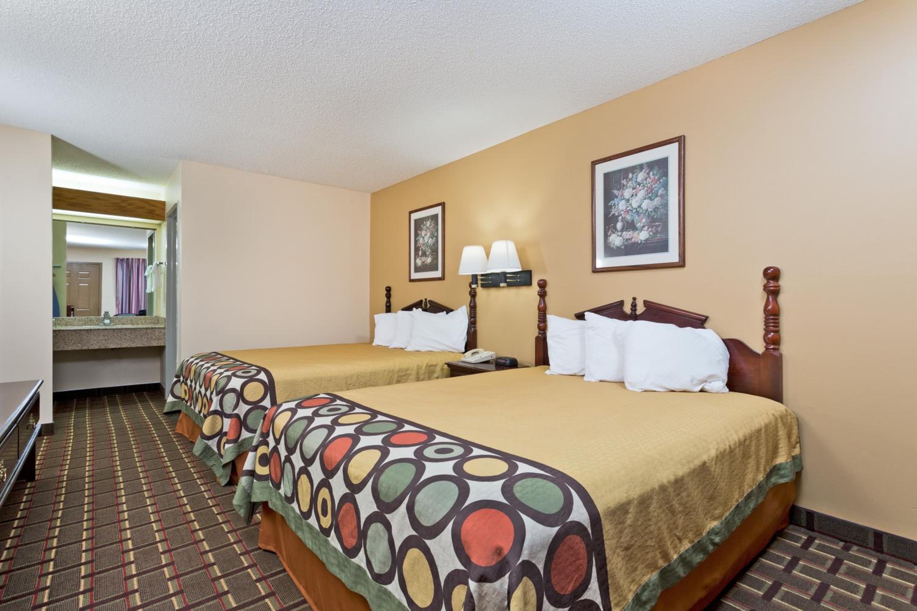 Queen Room with Two Queen Beds - Non-Smoking - Photo 1