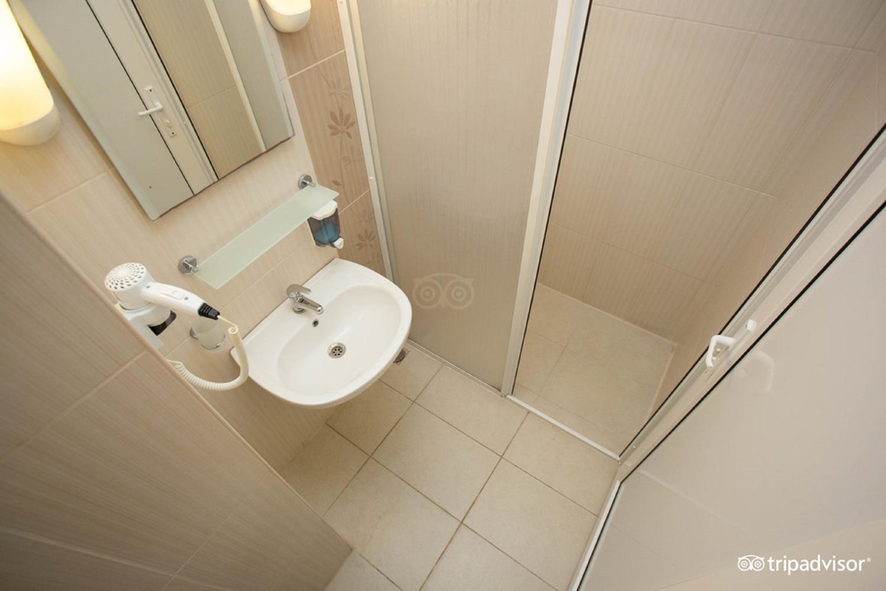 Double or Twin Room - Photo 9