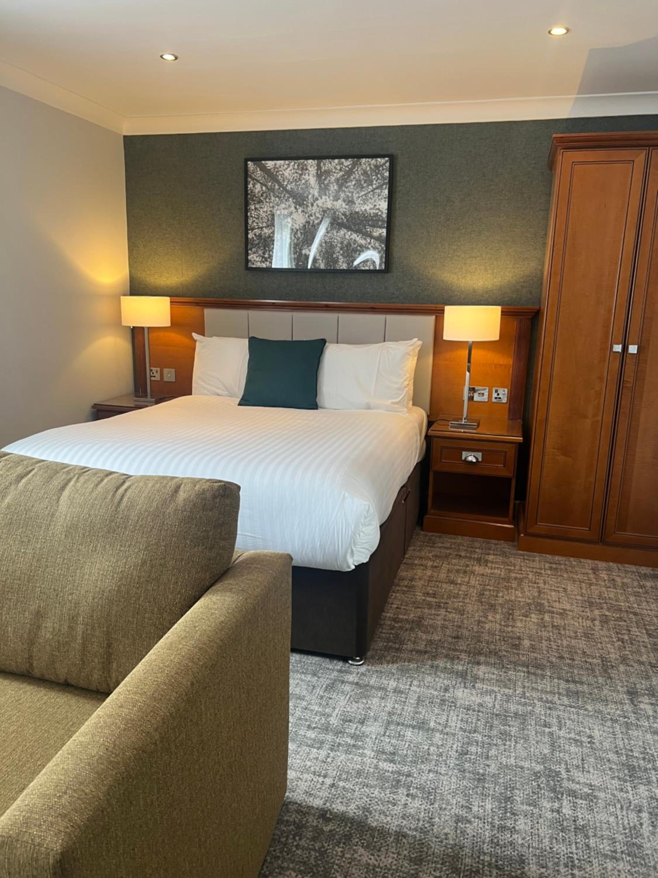 Standard Queen Room with Single Sofa Bed - Photo 1