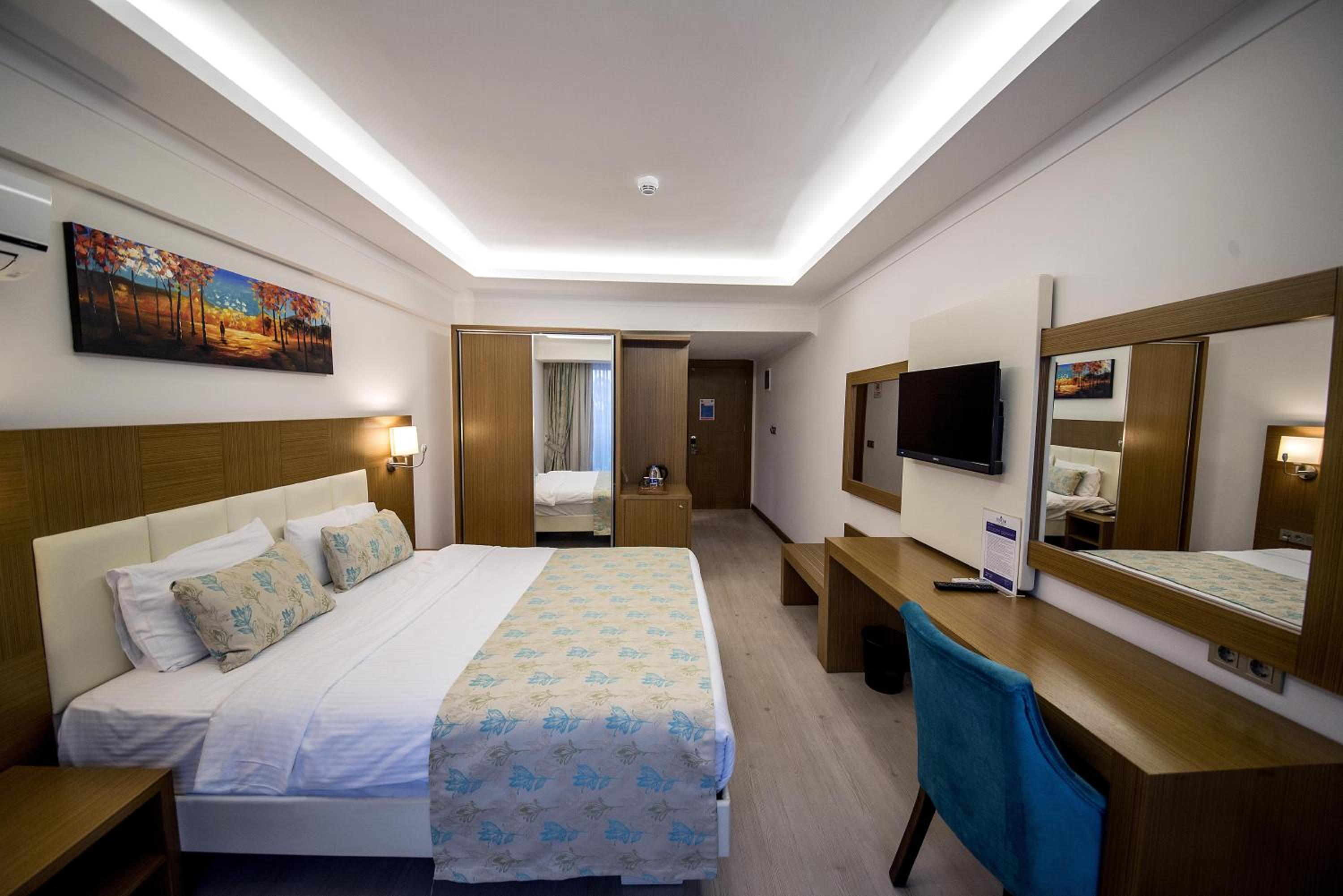 Double Room with City View - Photo 9
