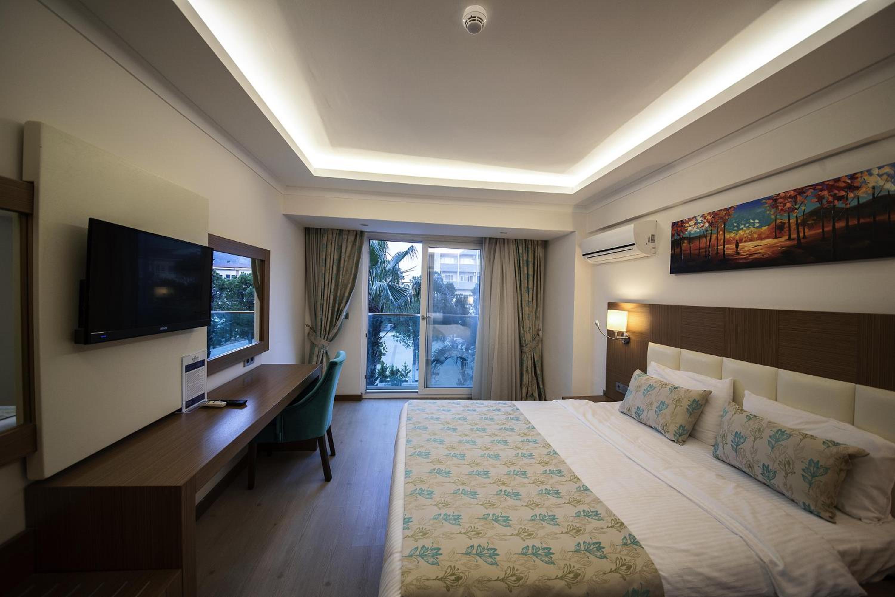 Double Room with City View - Photo 8