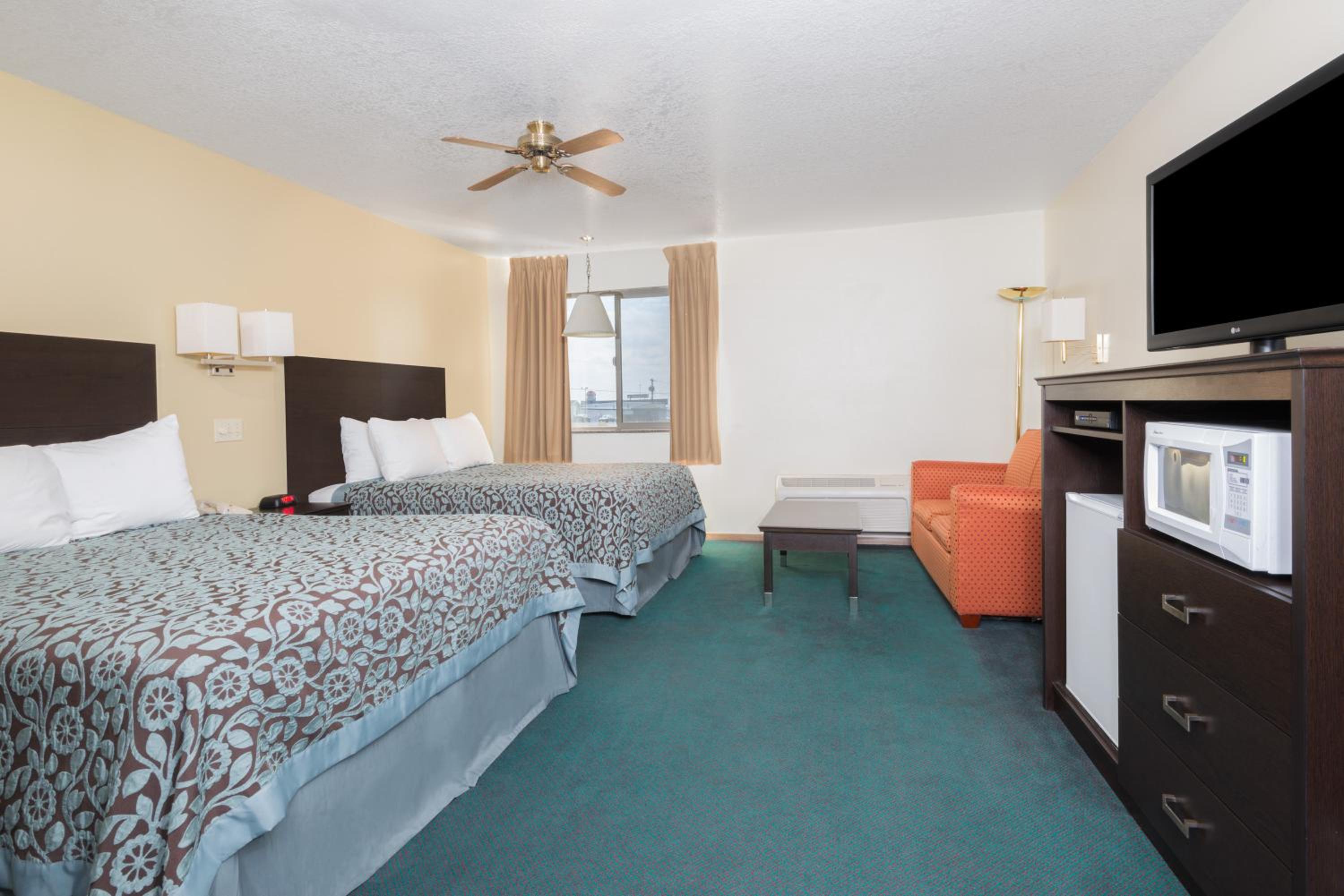 Deluxe Room with Bathtub with Grab Bars - Mobility Accessible - Non-Smoking - Photo 4
