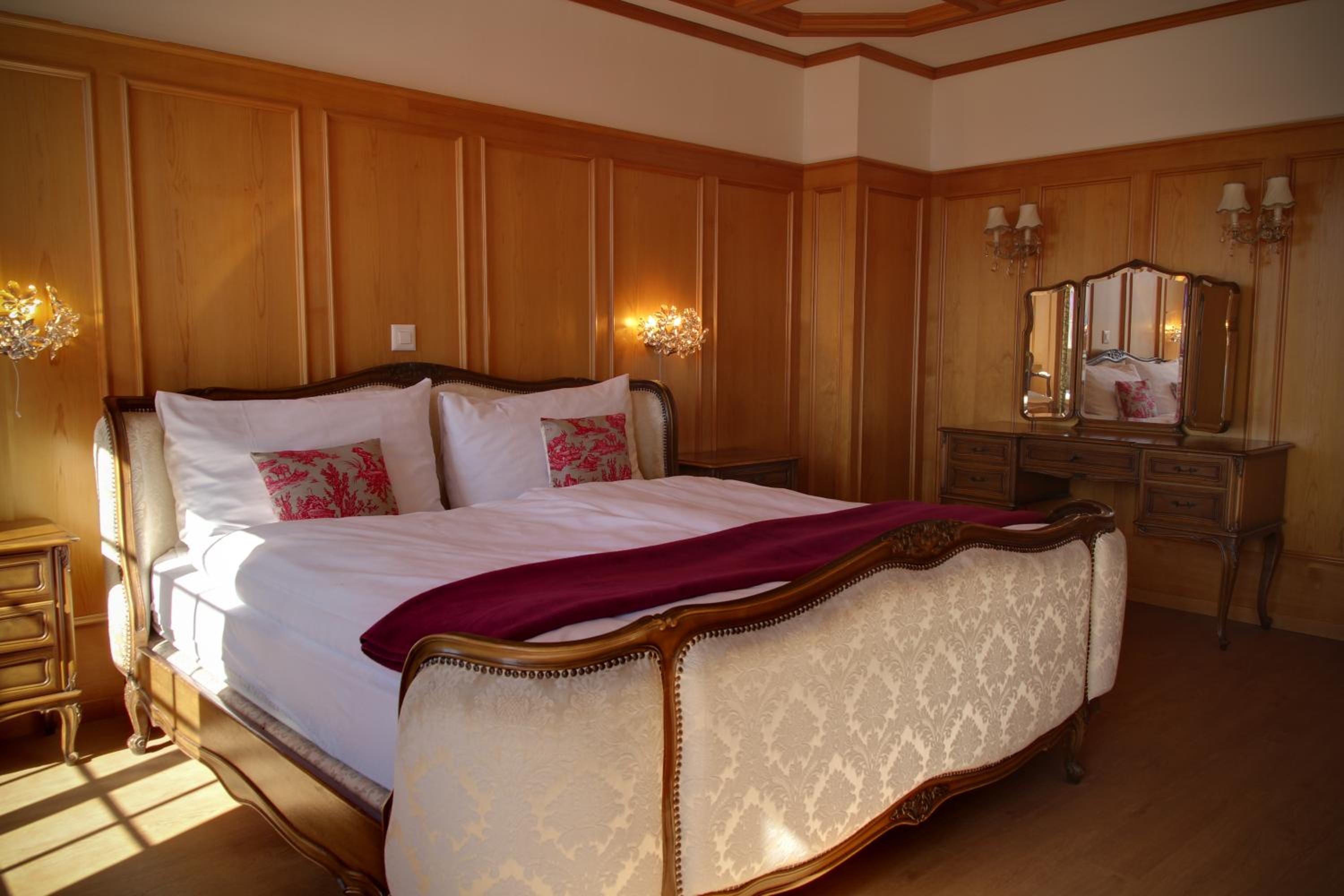 Junior Suite with Balcony - Photo 5