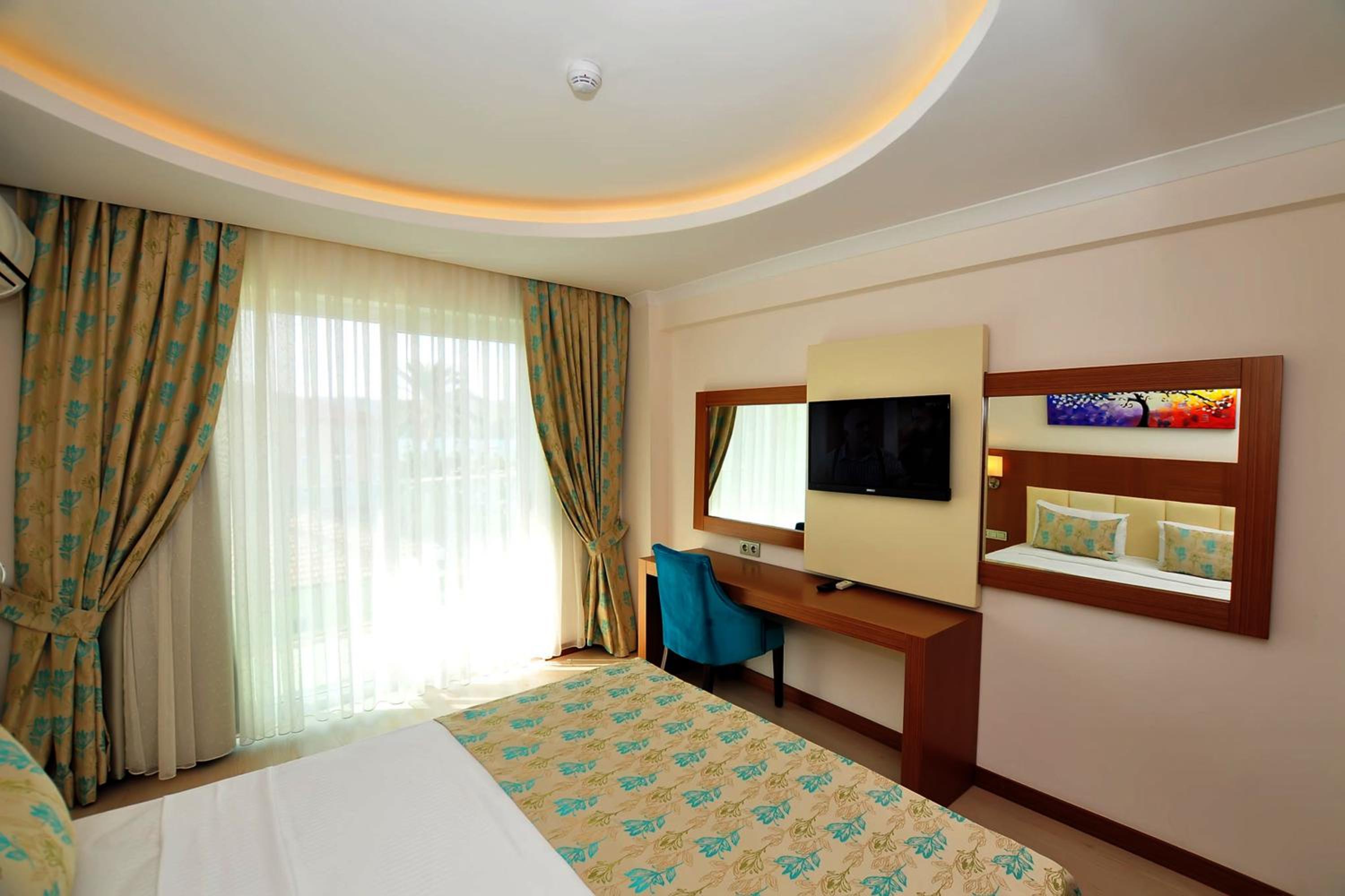 Deluxe Family Room - Photo 2